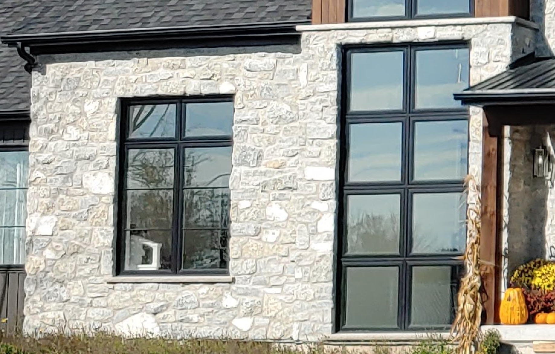 Weatheredge Limestone Olde Mill Estate Blend with White Weatheredface Accent - Tumbled - Full Bed Building Stone - Corners