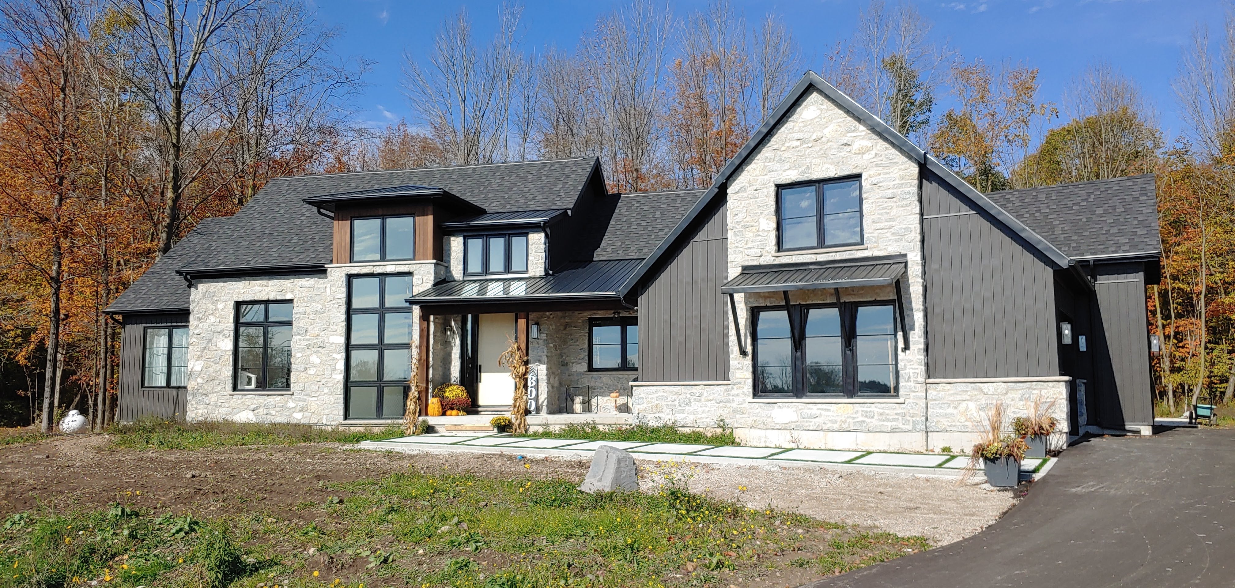 Weatheredge Limestone Olde Mill Estate Blend with White Weatheredface Accent - Tumbled - Full Bed Building Stone - Corners