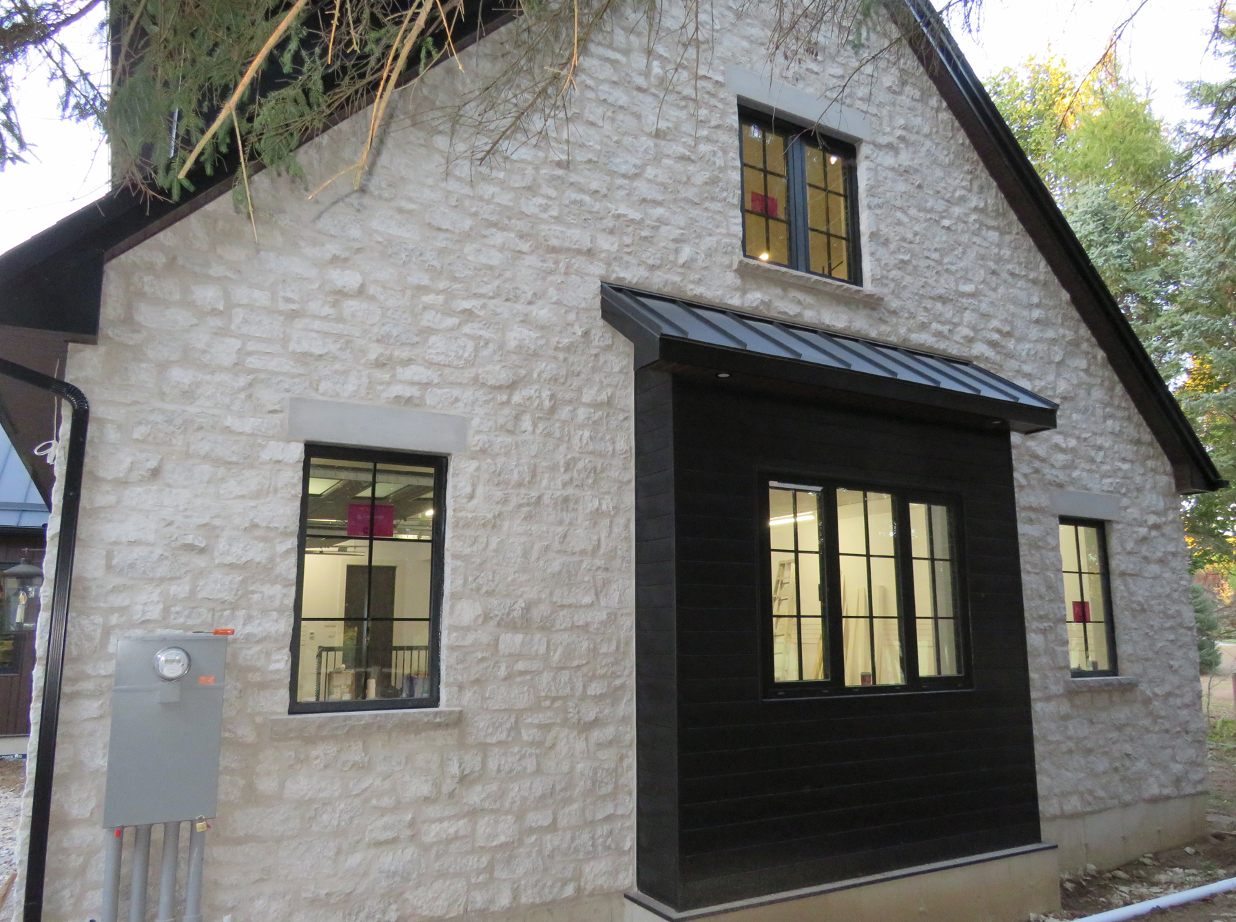 White Mist Ledgerock - Tumbled - Full Bed Building Stone