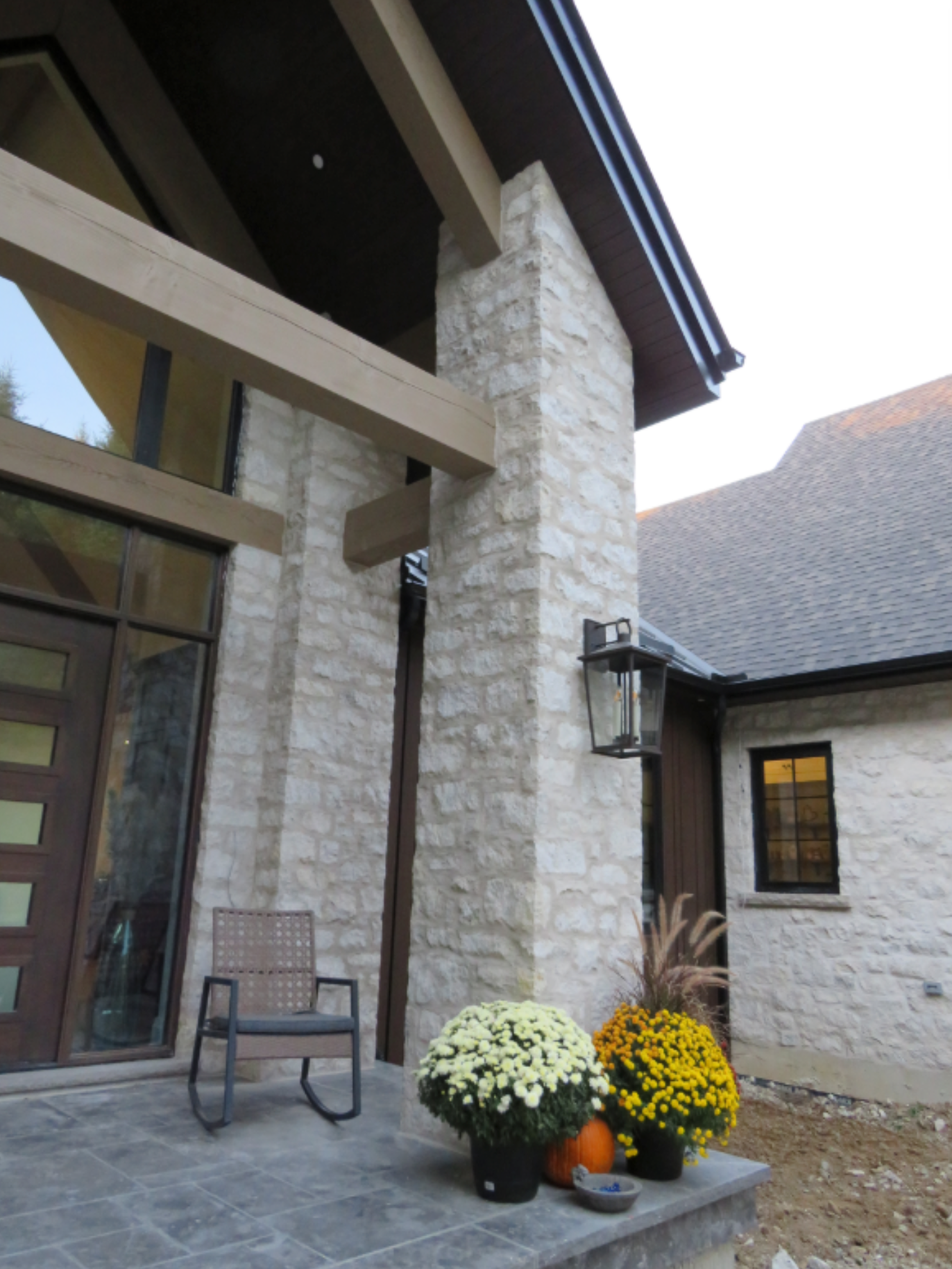 White Mist Ledgerock - Tumbled - Full Bed Building Stone