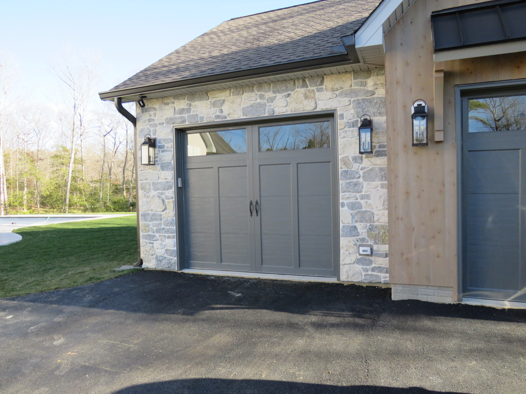 Weatheredge Limestone Olde Mill Estate Blend with White Weatheredface Accent - Tumbled - Corners