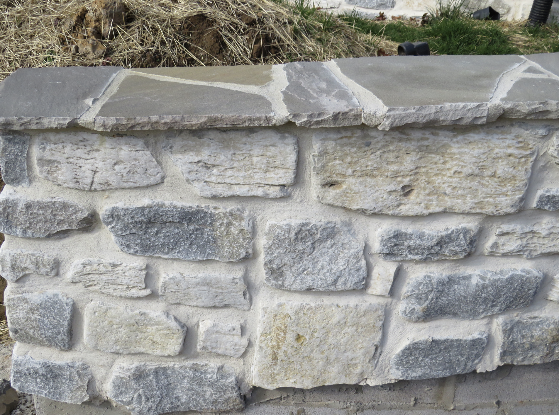 Piedra caliza Weatheredge Olde Mill Estate Blend con acento Weatheredface blanco - Piedra de construcción desgastada - Cama completa