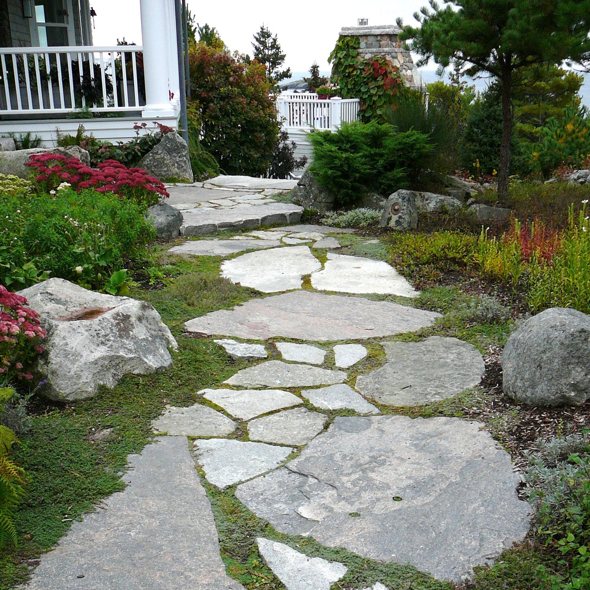 Extra-large Colonial Classic granite sawn and flamed flagstone