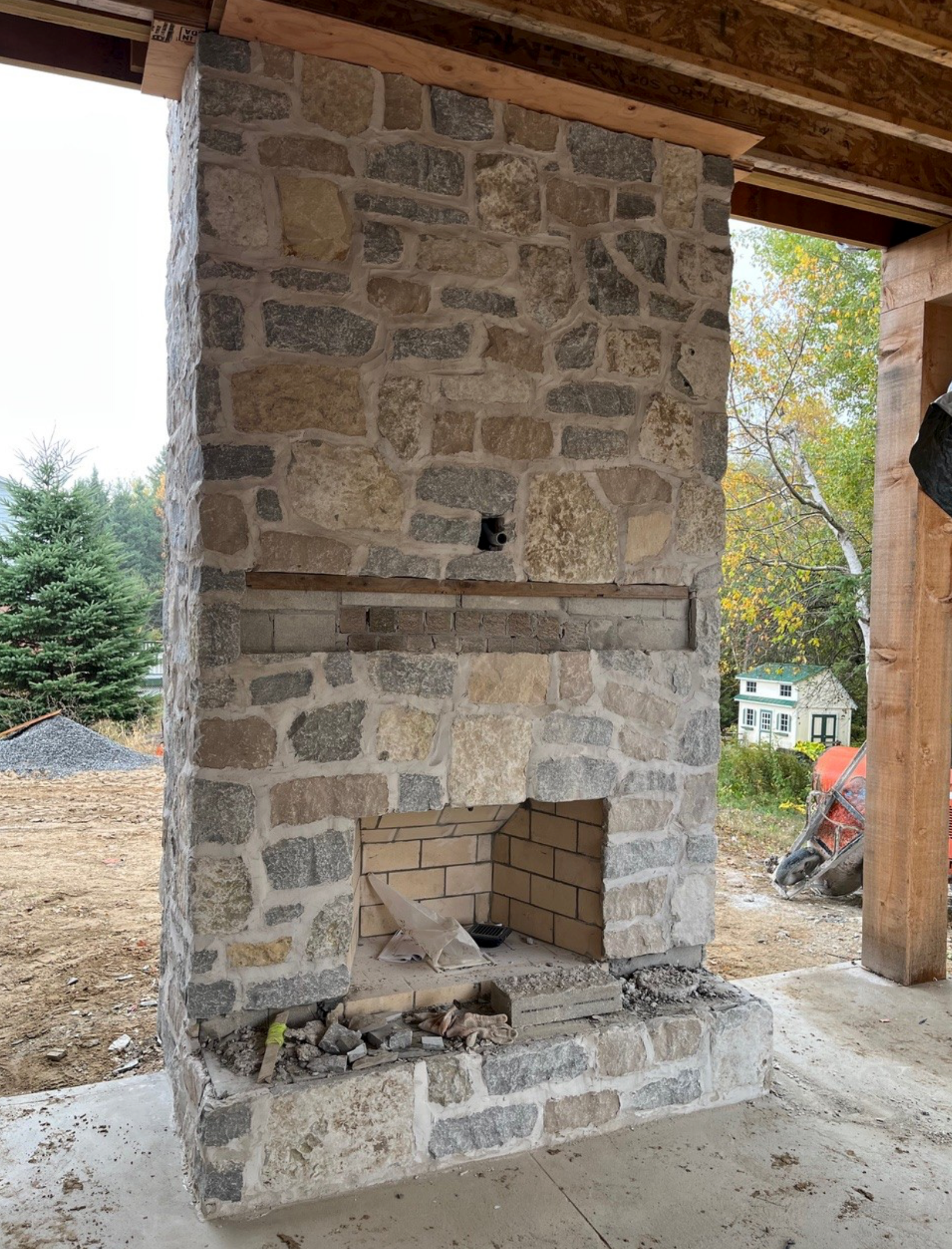 Creemore Estate Blend - Weatheredge Limestone with Tan Accent - Tumbled - Flats