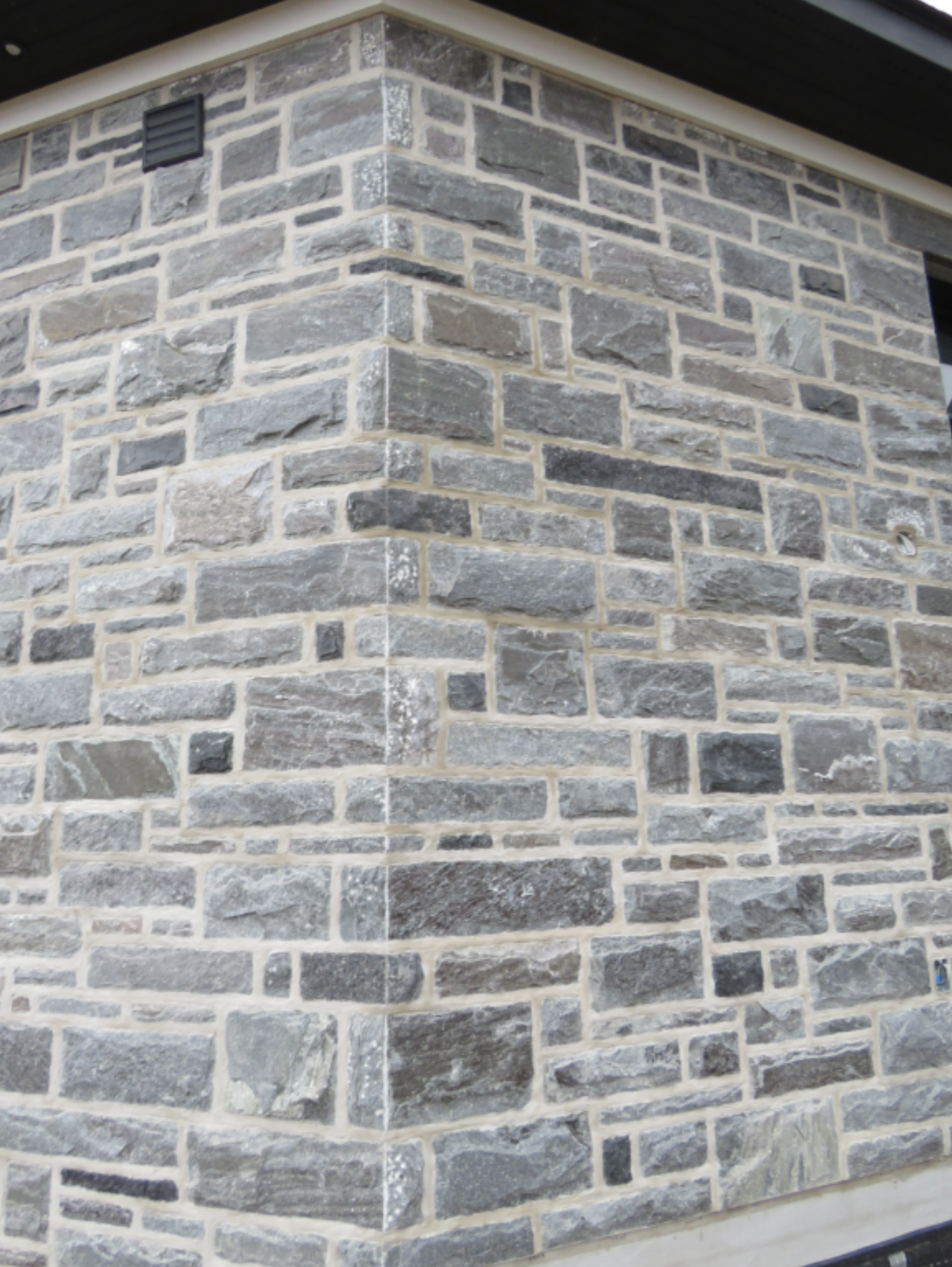 Granito azul Elite de cara partida, altura aserrada con extremos aserrados - Piedra de construcción para cama completa