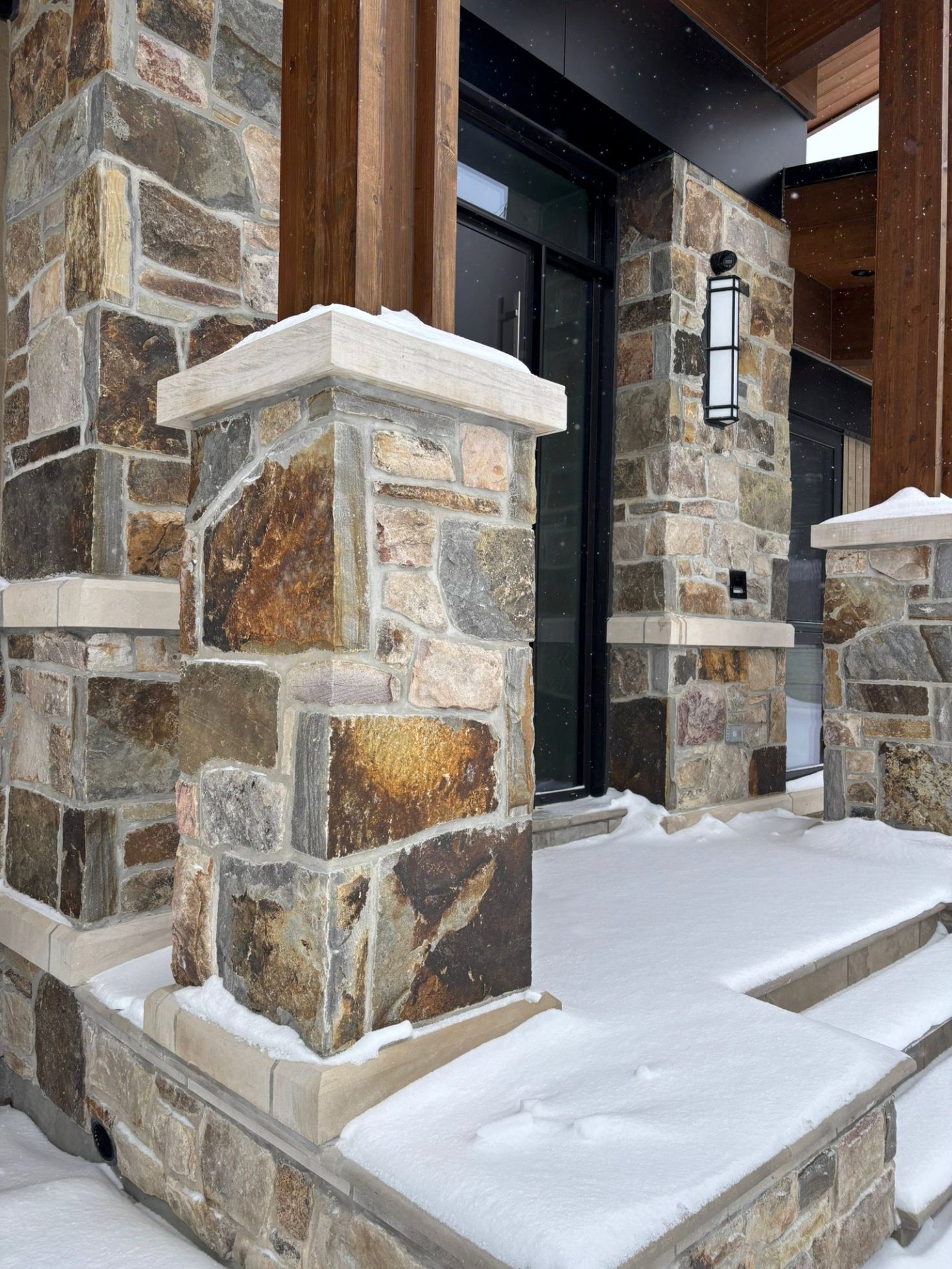 Collingwood Luxe - Weathered Brown Sandstone Random Blend with Oversized Pieces - Thin Stone Veneer - Corners