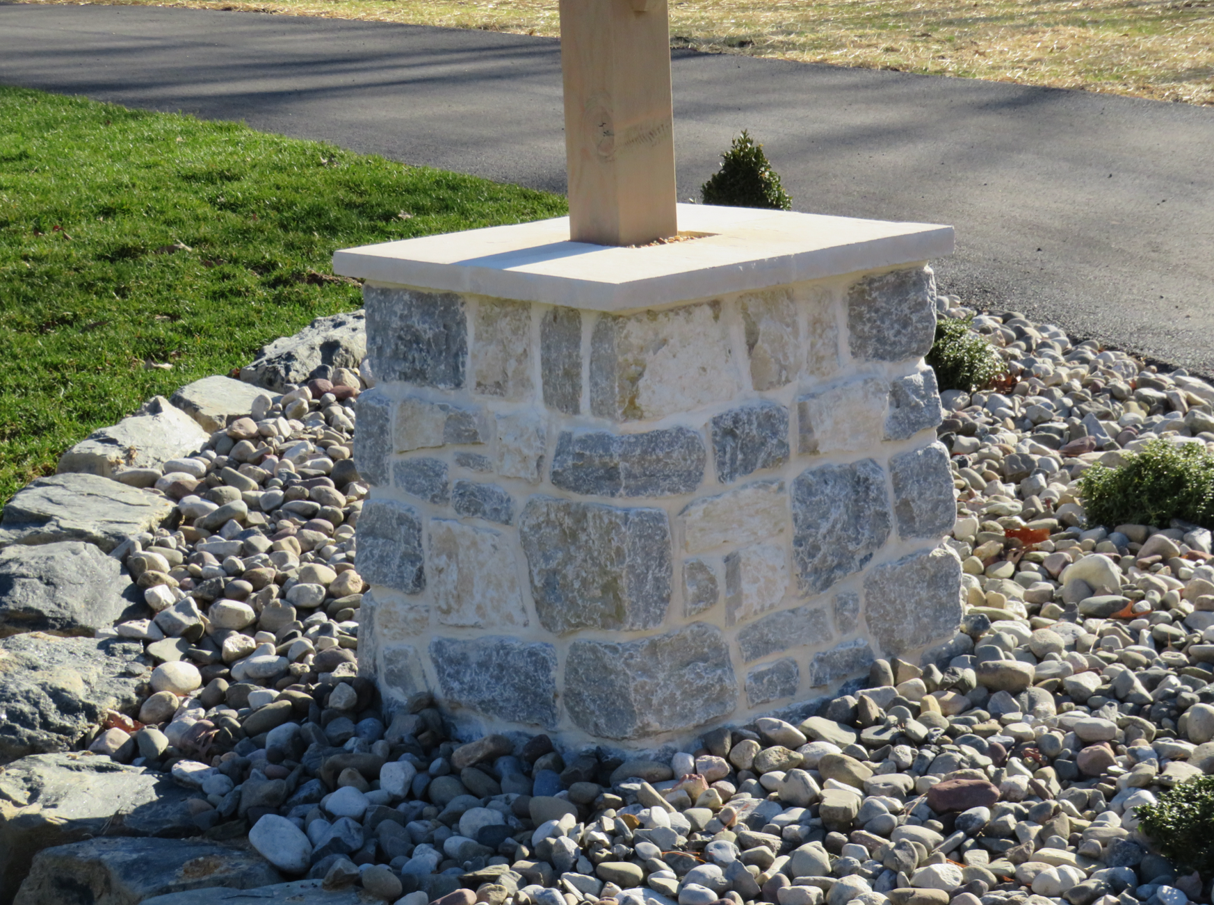 Weatheredge Limestone Olde Mill Estate Blend with White Weatheredface Accent - Tumbled - Corners