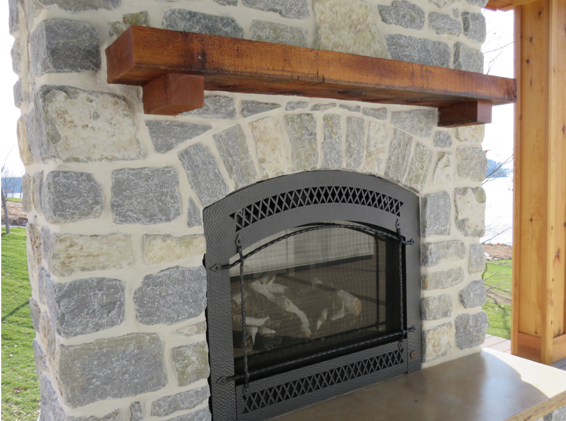 Weatheredge Limestone Olde Mill Estate Blend with White Weatheredface Accent - Tumbled - Corners