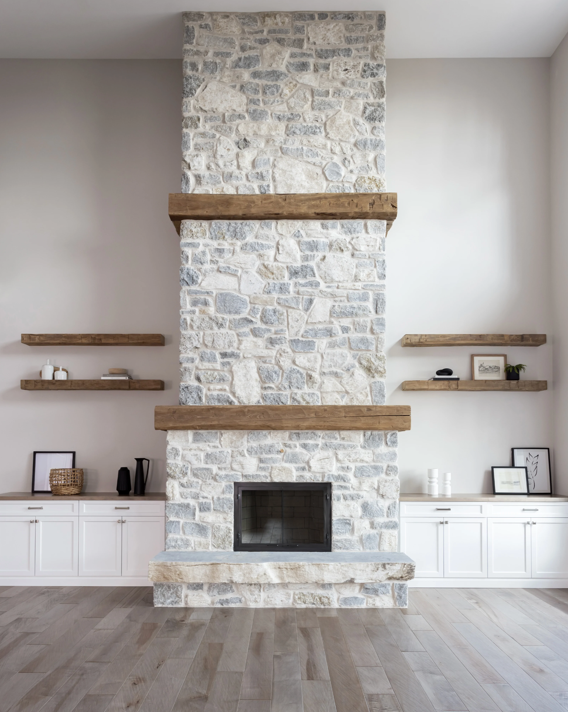 Piedra caliza Weatheredge Olde Mill Estate Blend con acento Weatheredface blanco - Envejecida - Piedra de construcción para cama completa - Esquinas