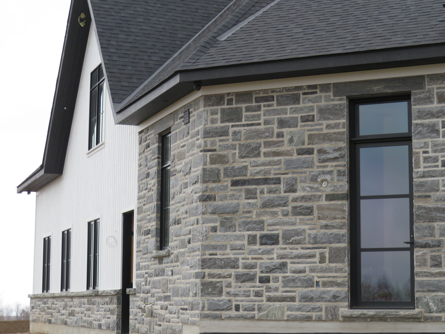 Elite Blue Granite Split Face Sawn Height - Full Bed Building Stone