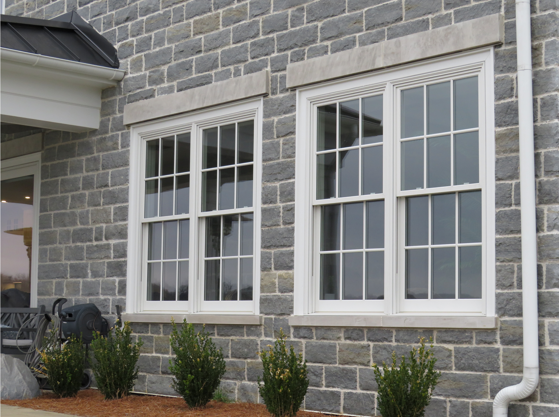 Weatheredge Limestone Ledgerock Thin Veneer - 7" Sawn Height, Random Lengths - Corners