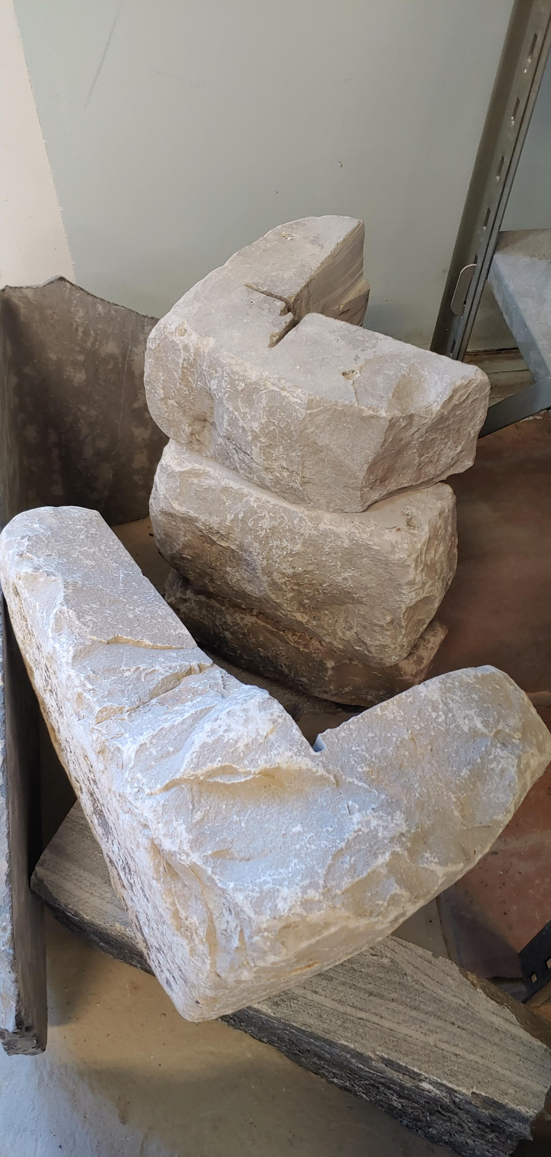 Weatheredge Limestone Olde Mill Estate Blend with White Weatheredface Accent - Tumbled - Full Bed Building Stone - Corners