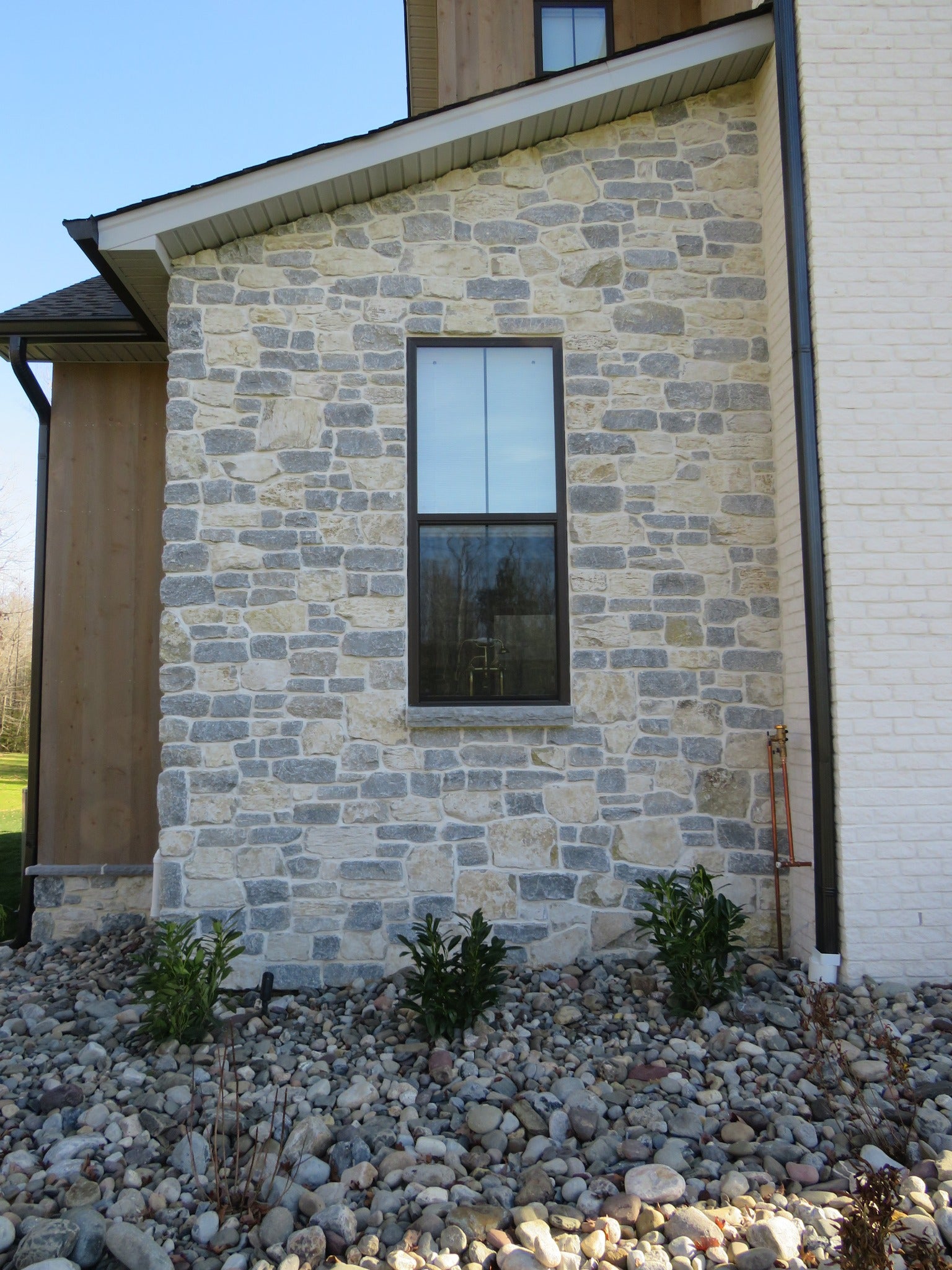 Piedra caliza Weatheredge Olde Mill Estate Blend con acento Weatheredface blanco - Piedra de construcción desgastada - Cama completa