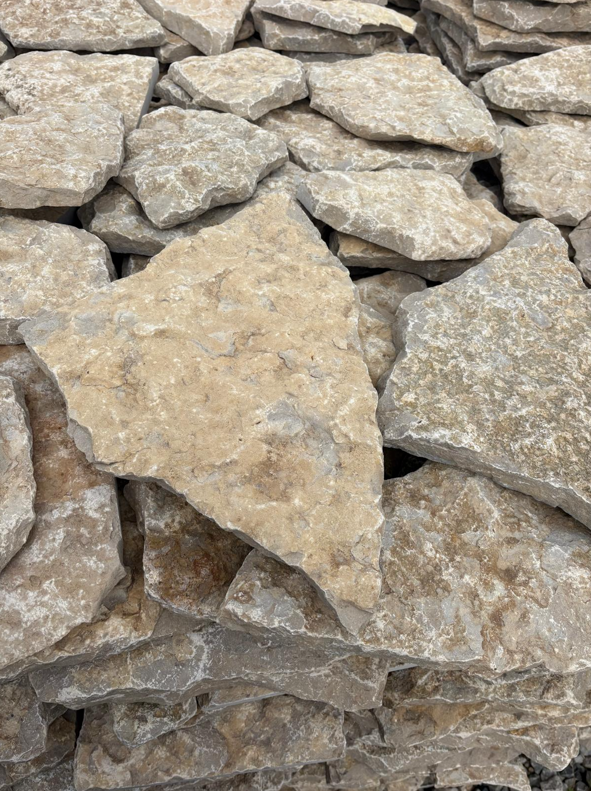 Piedra caliza dorada de cosecha pulida al azar: piedra de construcción para cama completa