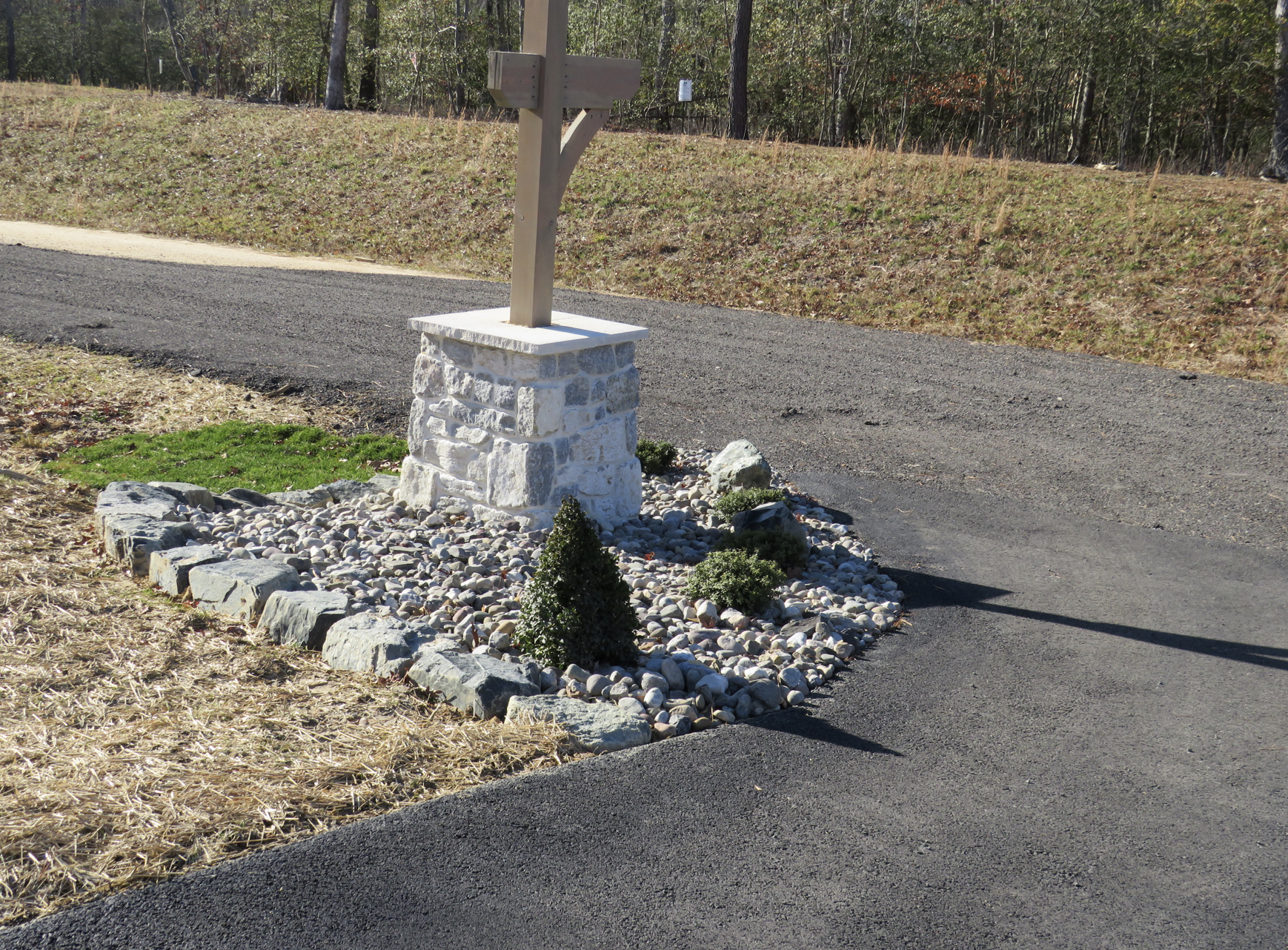 Weatheredge Limestone Olde Mill Estate Blend with White Weatheredface Accent - Tumbled - Flats