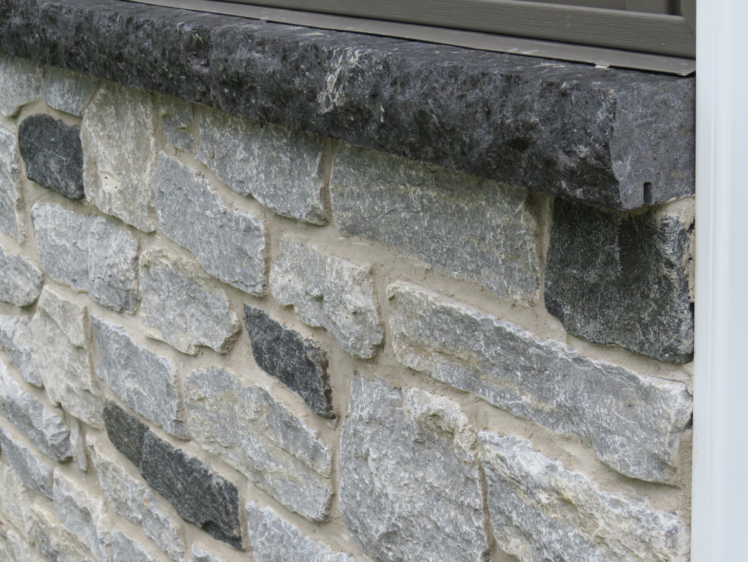 Timothy's Blend Tumbled Ledgerock with Midnight Black Ledgerock Accent - Thin Stone Veneer - Flats