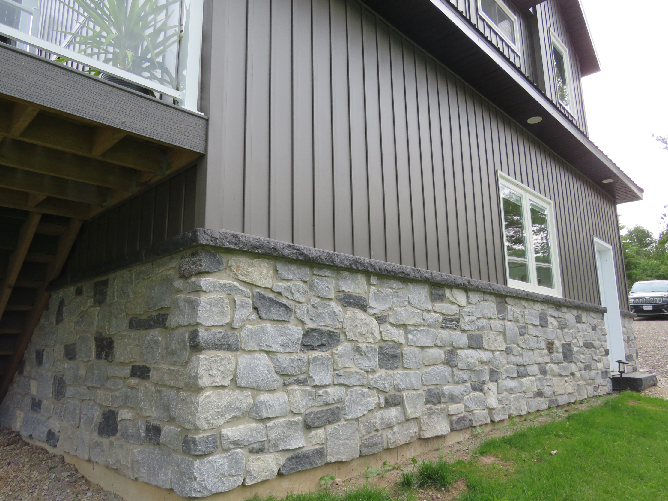 Timothy's Blend Tumbled Ledgerock with Midnight Black Ledgerock Accent - Thin Stone Veneer - Flats