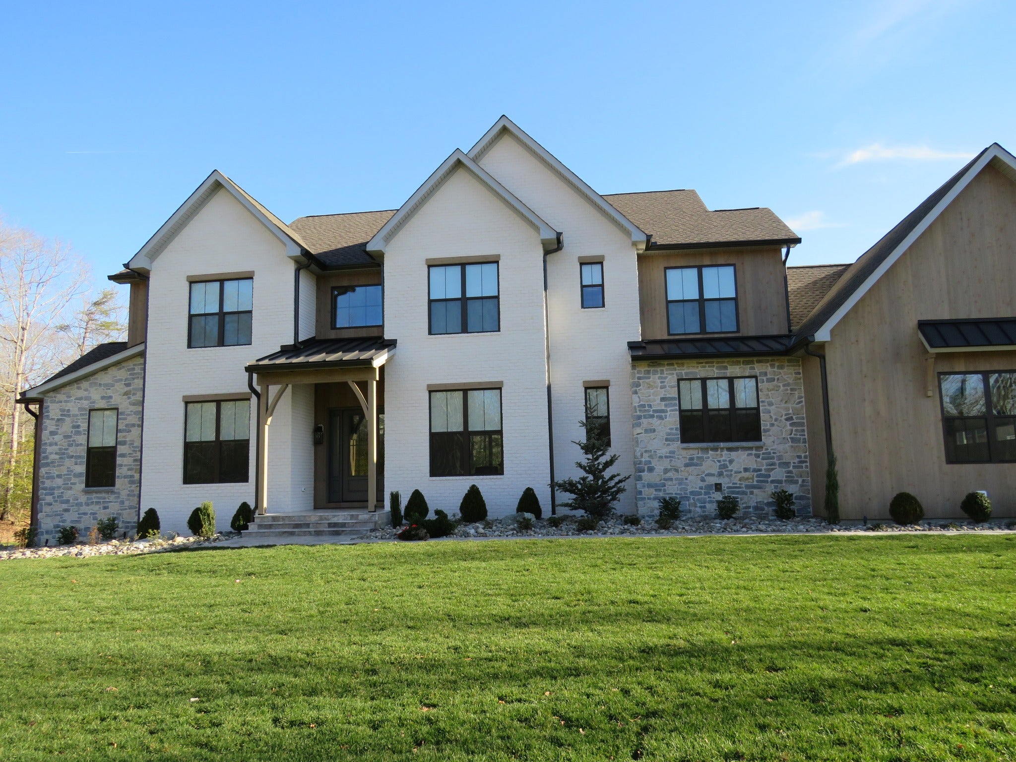Weatheredge Limestone Olde Mill Estate Blend with White Weatheredface Accent - Tumbled - Corners