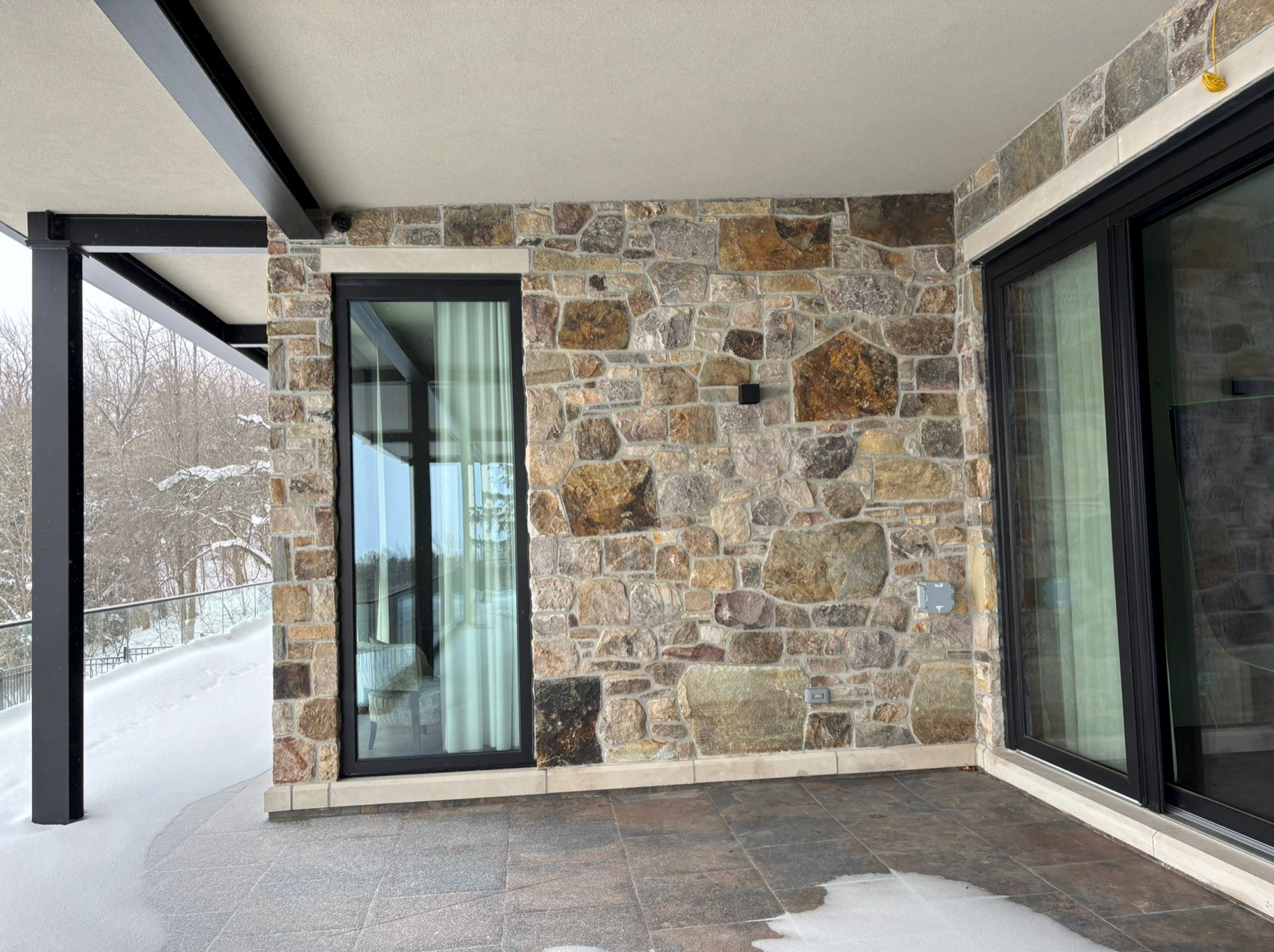 Collingwood Luxe - Weathered Brown Sandstone Random Blend with Oversized Pieces - Thin Stone Veneer - Flats