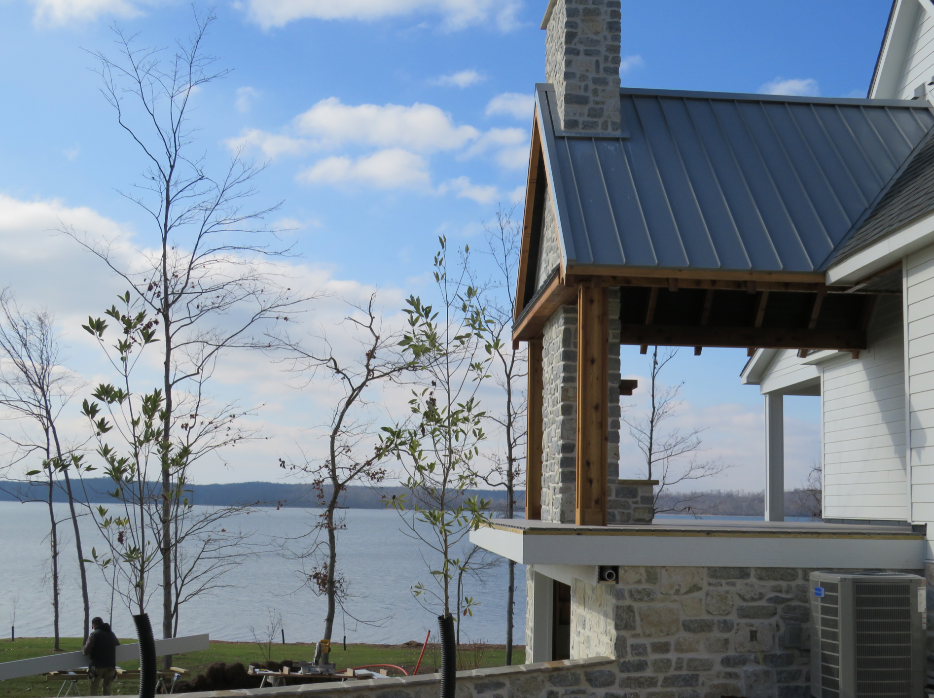 Weatheredge Limestone Olde Mill Estate Blend with White Weatheredface Accent - Tumbled - Corners