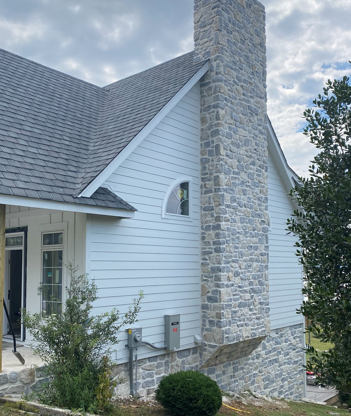 Weatheredge Limestone Olde Mill Estate Blend with White Weatheredface Accent - Tumbled - Corners