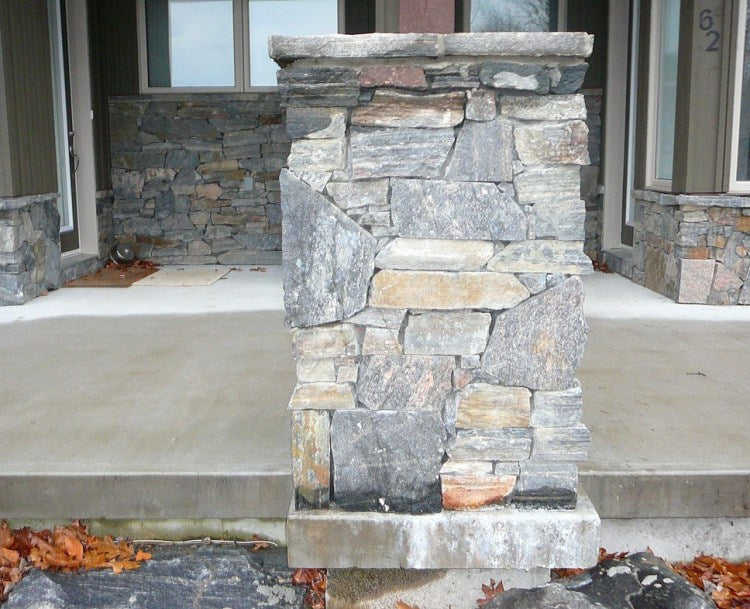 Combinación de granito negro Muskoka Bay con detalles de roca marrón: piedra de construcción para dormitorio de una plaza y media