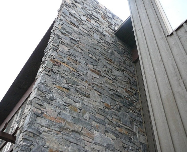 Mélange de granit noir de la baie de Muskoka avec accent de roche brune - Placage de pierre mince - Flats