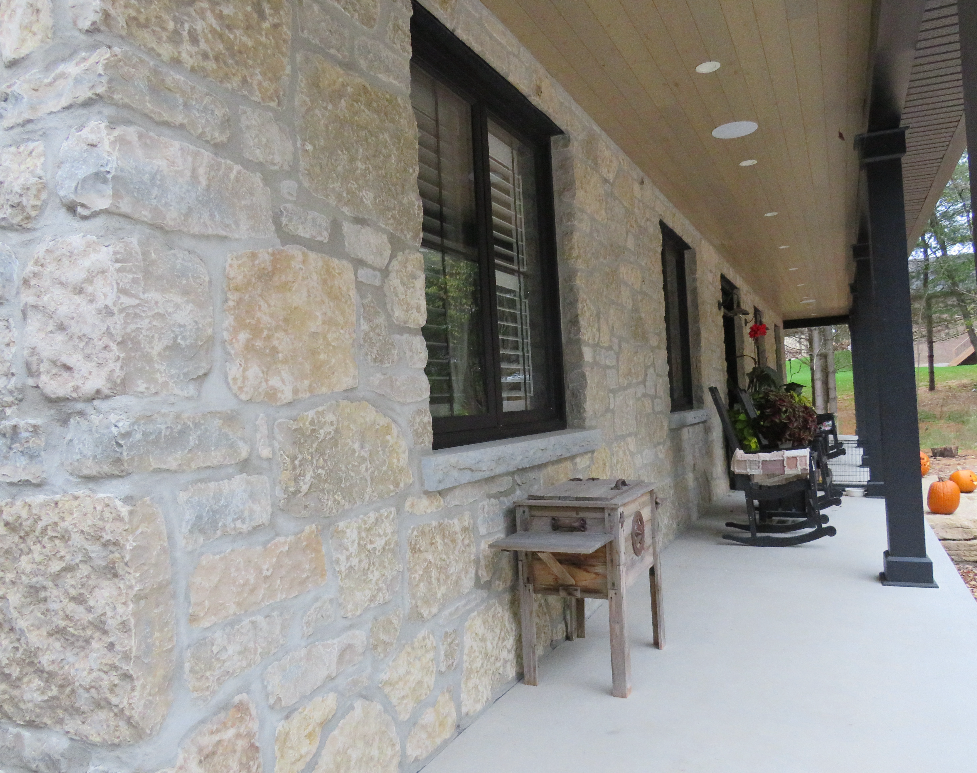 Harvest Gold Limestone Olde Mill Blend - Thin Veneer Stone - Tumbled - Flats