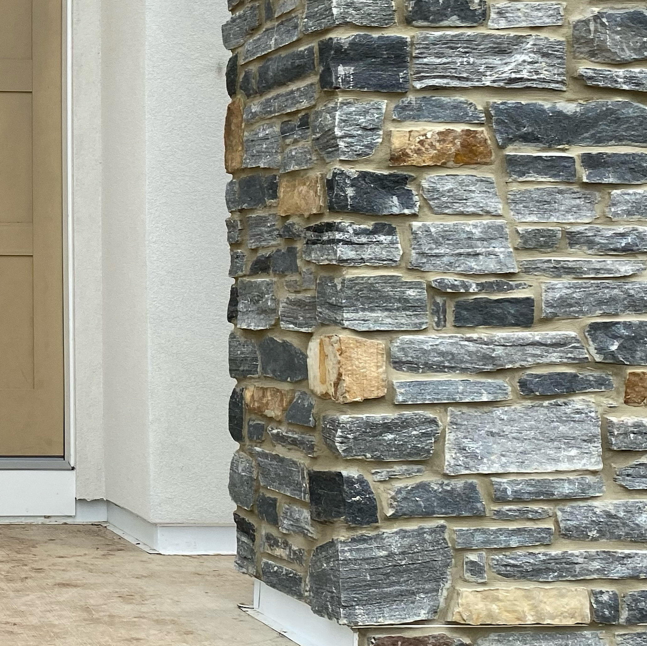 Cheltenham Blend Ledgerock with Brown Accent Sandstone - Thin Stone Veneer - Corners