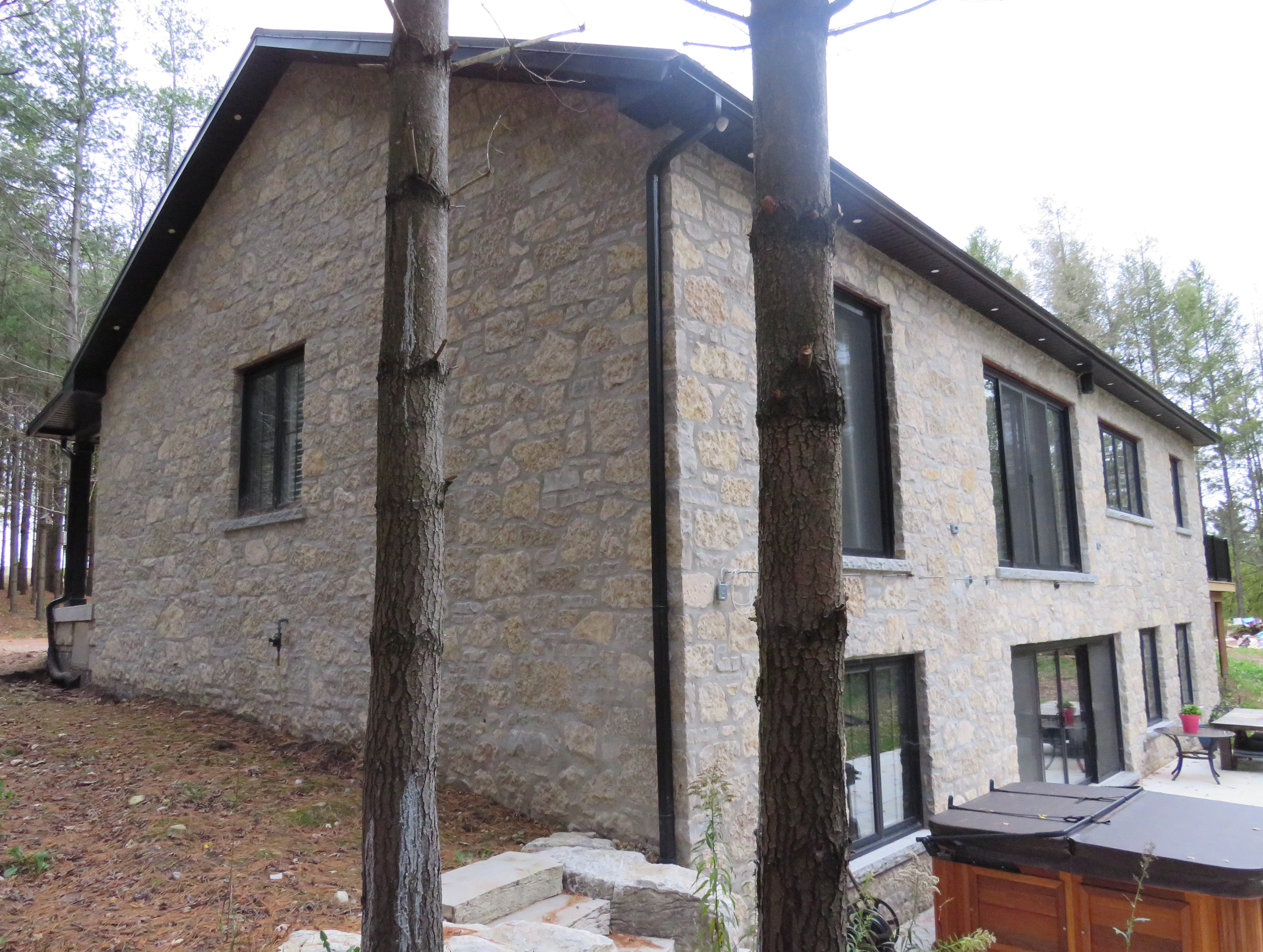 Harvest Gold Limestone Olde Mill Blend - Thin Veneer Stone - Tumbled - Flats