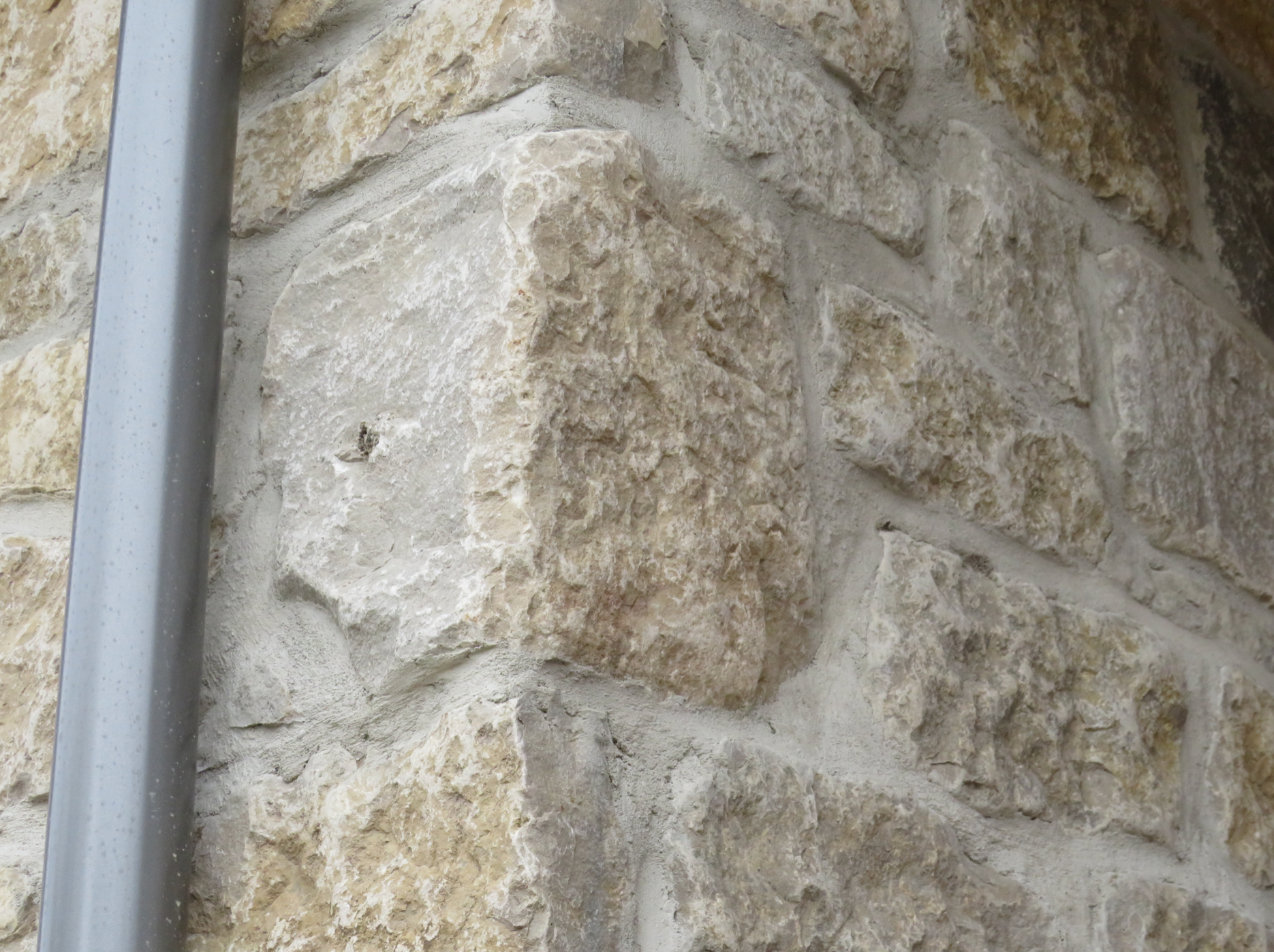 Harvest Gold Limestone Olde Mill Blend - Thin Veneer Stone - Tumbled - Corners