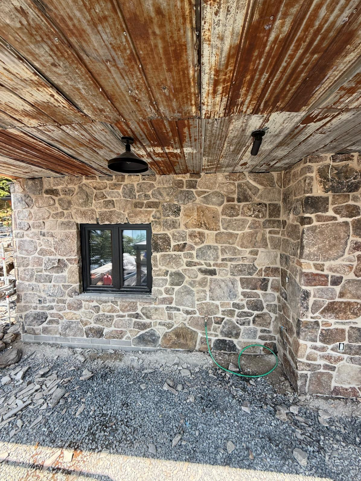 Collingwood Luxe - Weathered Brown Sandstone Random Blend with Oversized Pieces - Thin Stone Veneer - Flats