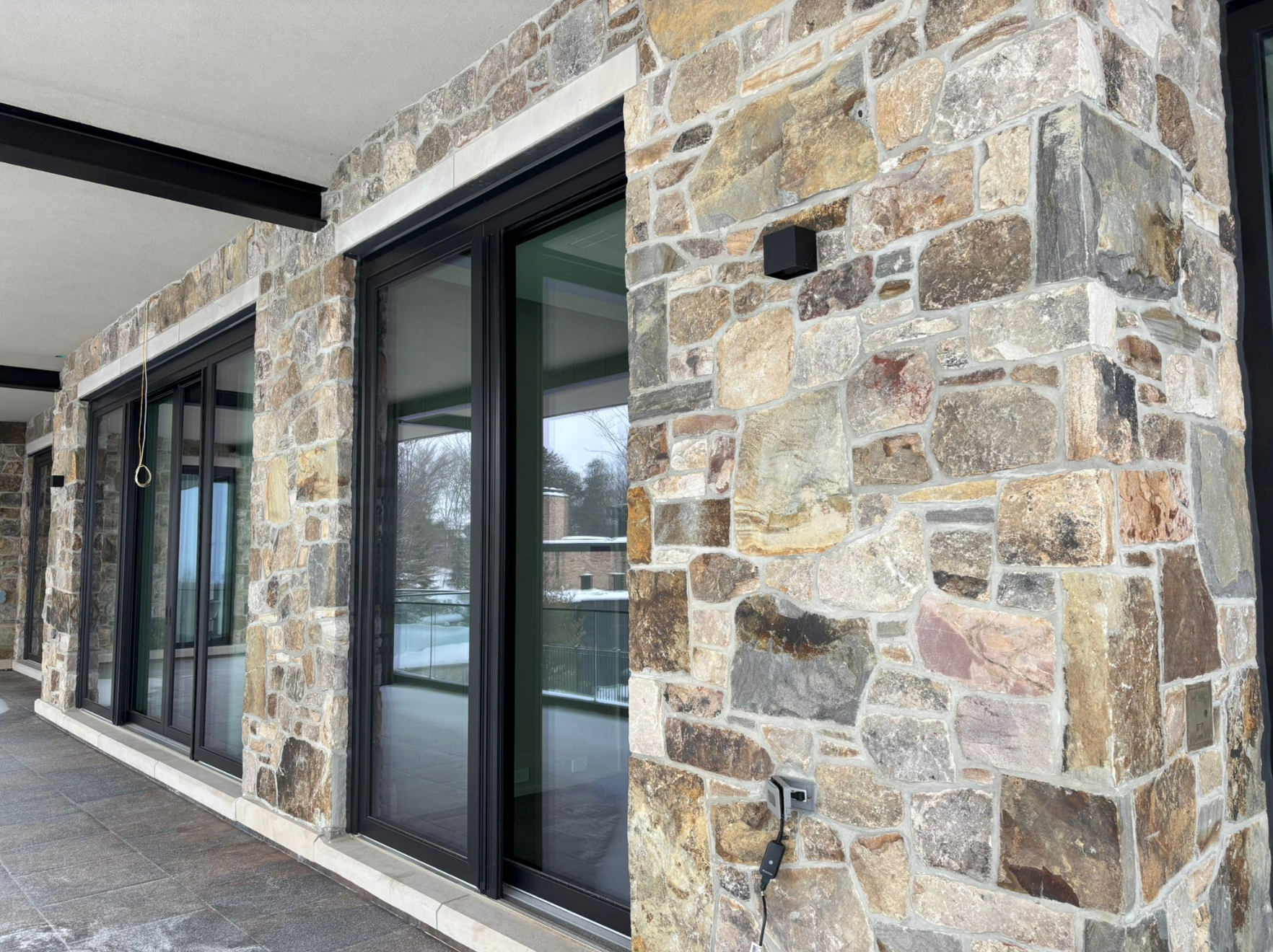 Collingwood Luxe - Weathered Brown Sandstone Random Blend with Oversized Pieces - Thin Stone Veneer - Flats