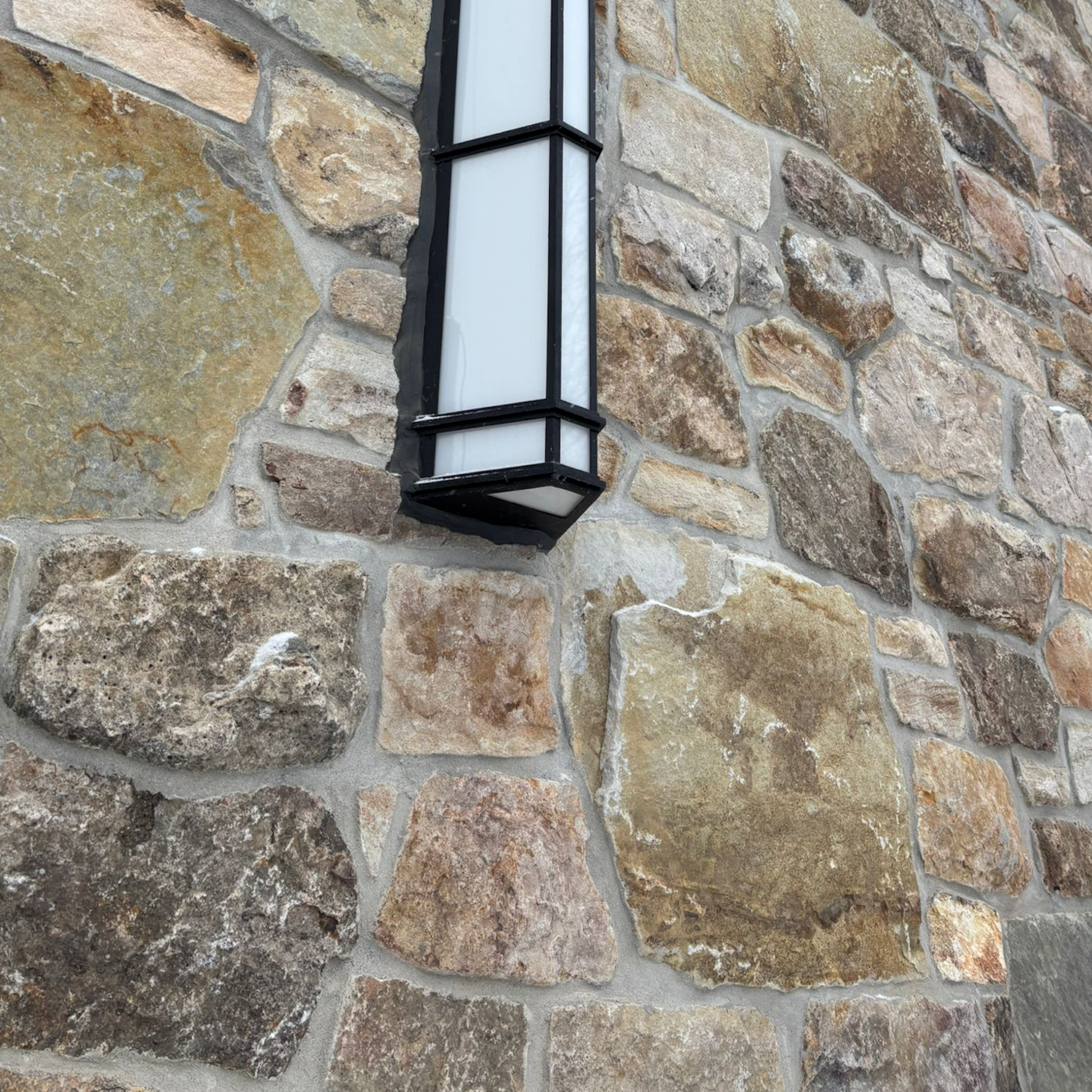Collingwood Luxe - Weathered Brown Sandstone Random Blend with Oversized Pieces - Thin Stone Veneer - Corners