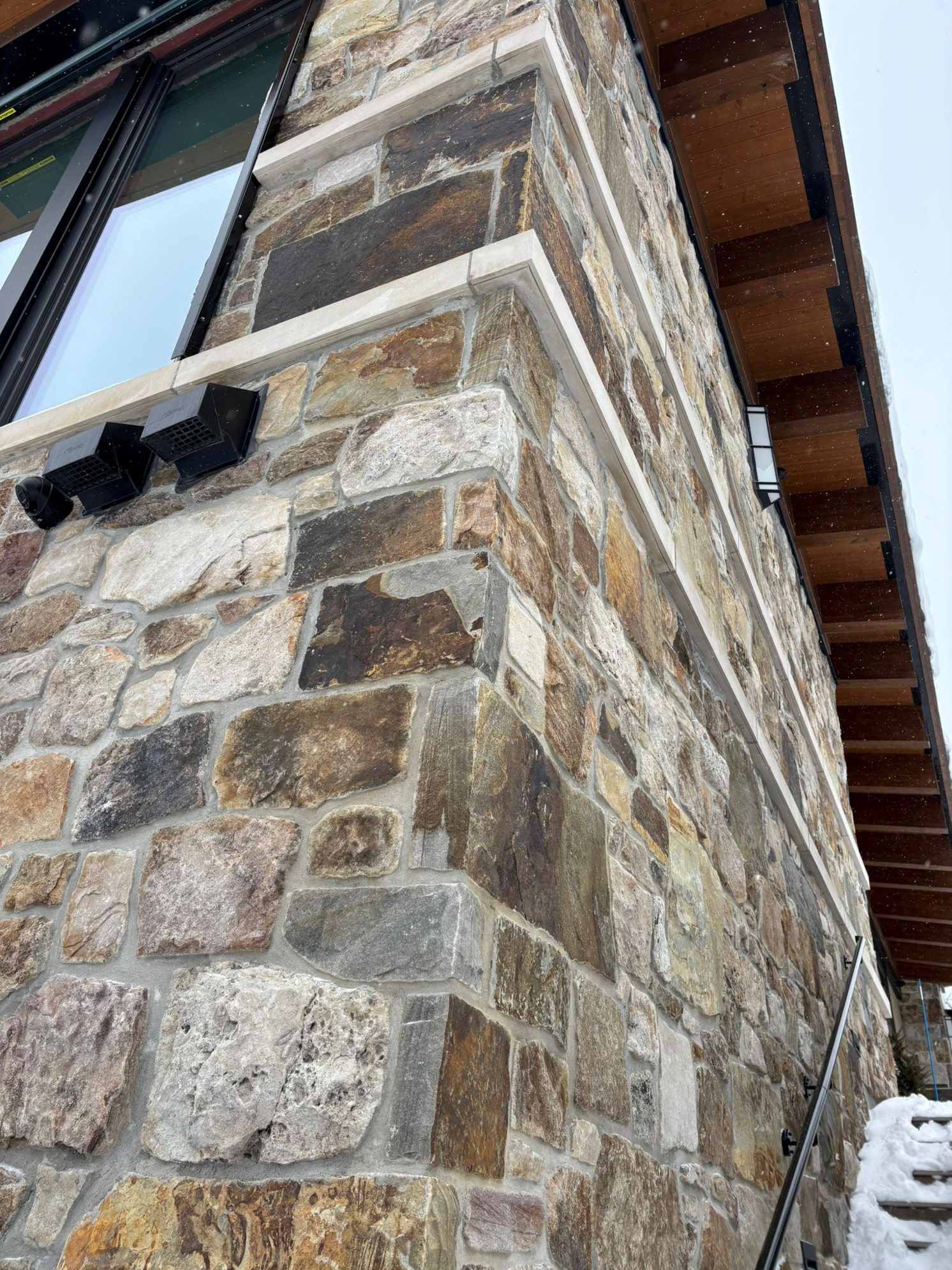 Collingwood Luxe - Weathered Brown Sandstone Random Blend with Oversized Pieces - Thin Stone Veneer - Corners