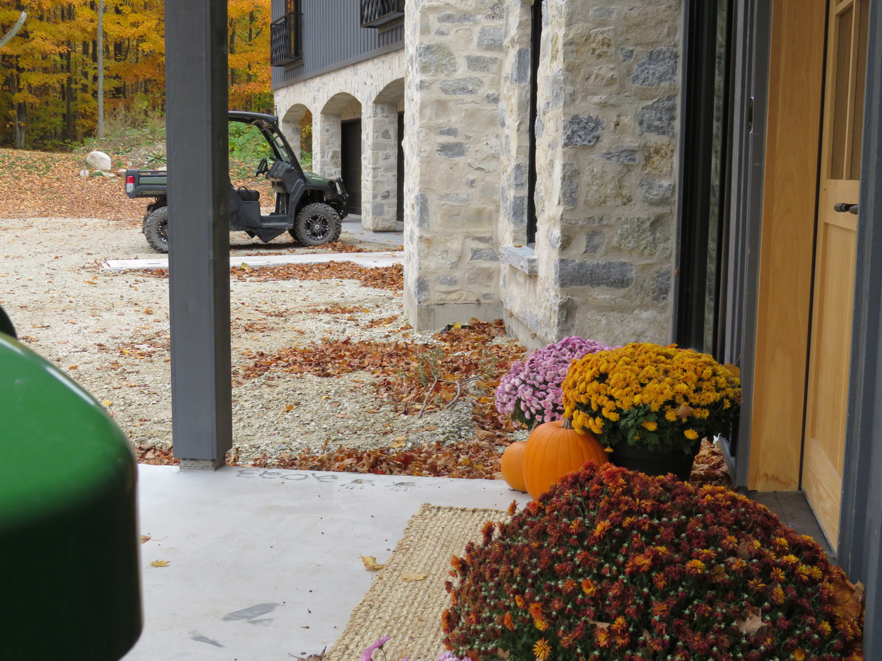 Creemore Estate Blend - Weatheredge Limestone with Tan Accent - Tumbled - Flats