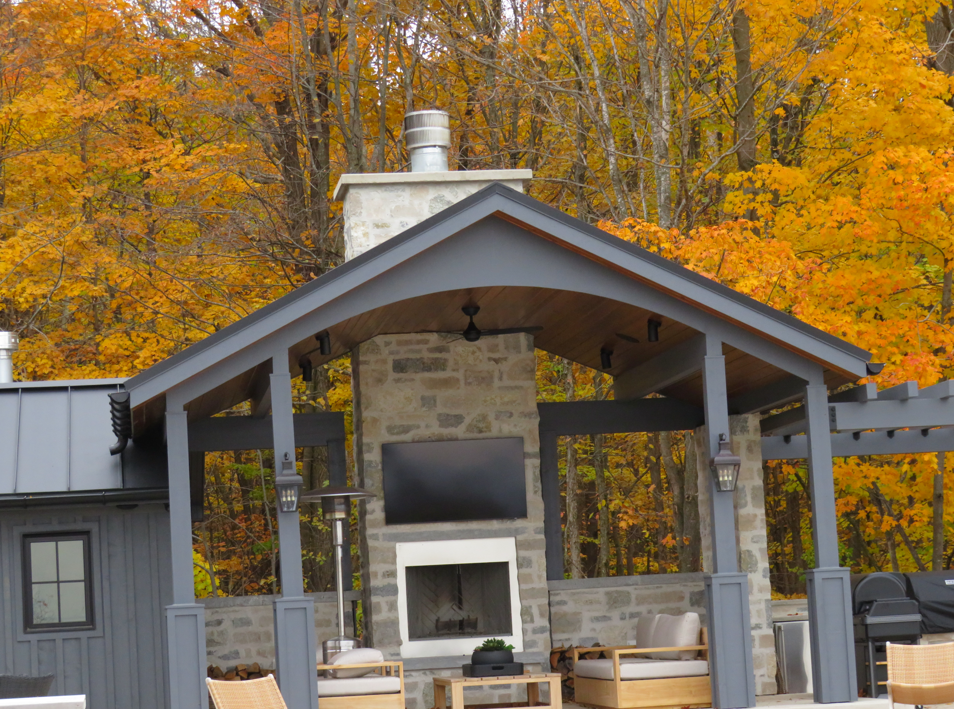 Creemore Estate Blend - Weatheredge Limestone with Tan Accent - Tumbled - Flats