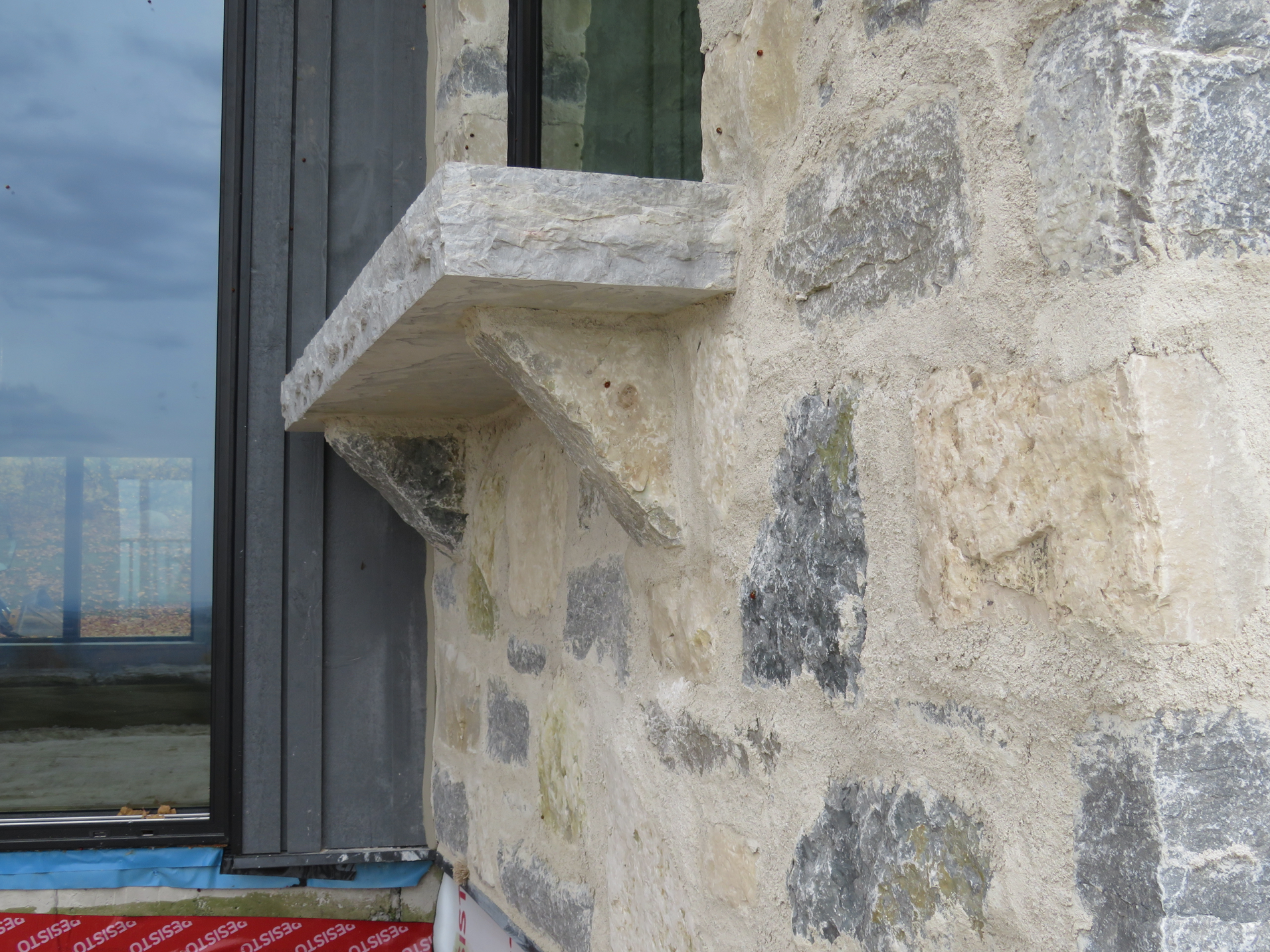 Creemore Estate Blend - Weatheredge Limestone with Tan Accent - Tumbled - Full Bed Building Stone