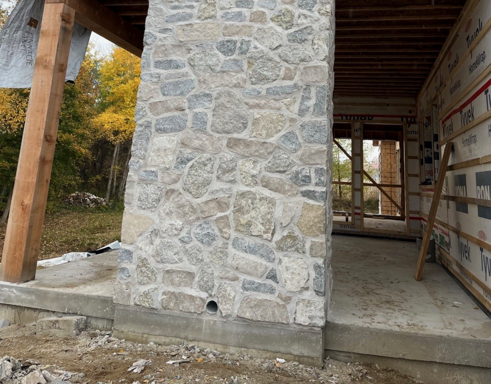 Creemore Estate Blend - Weatheredge Limestone with Tan Accent - Tumbled - Full Bed Building Stone