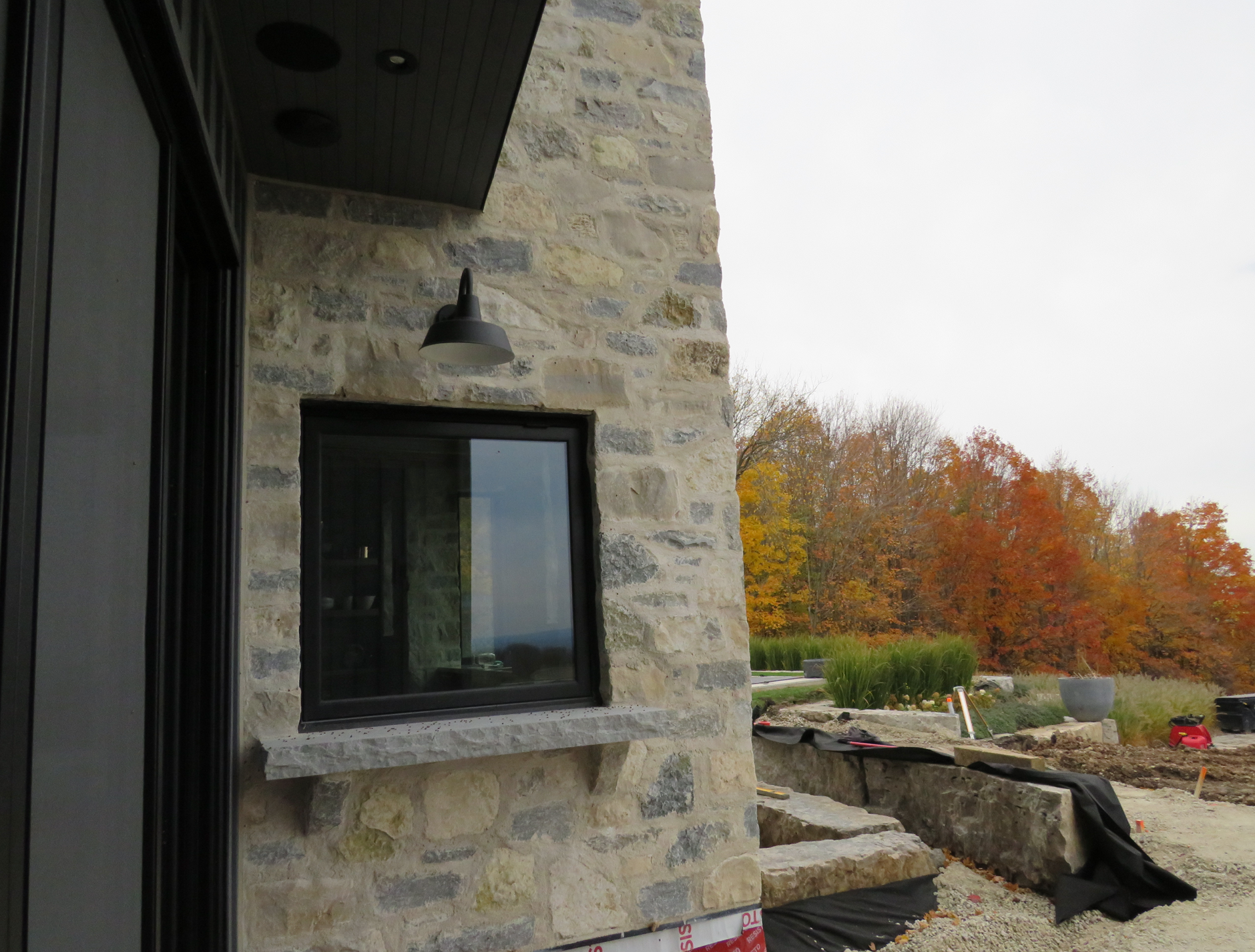 Creemore Estate Blend - Weatheredge Limestone with Tan Accent - Tumbled - Full Bed Building Stone