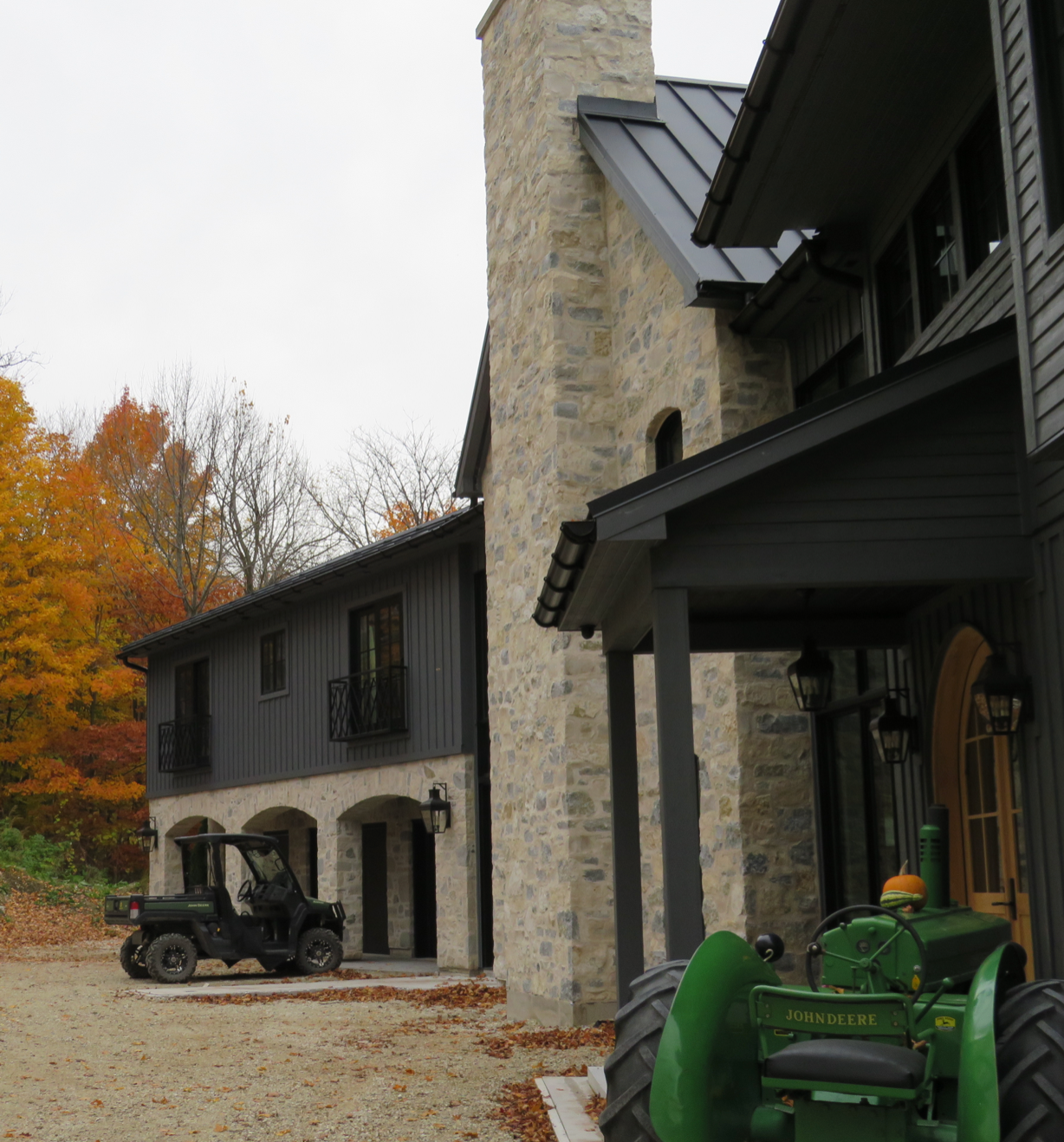 Creemore Estate Blend - Weatheredge Limestone with Tan Accent - Tumbled - Full Bed Building Stone