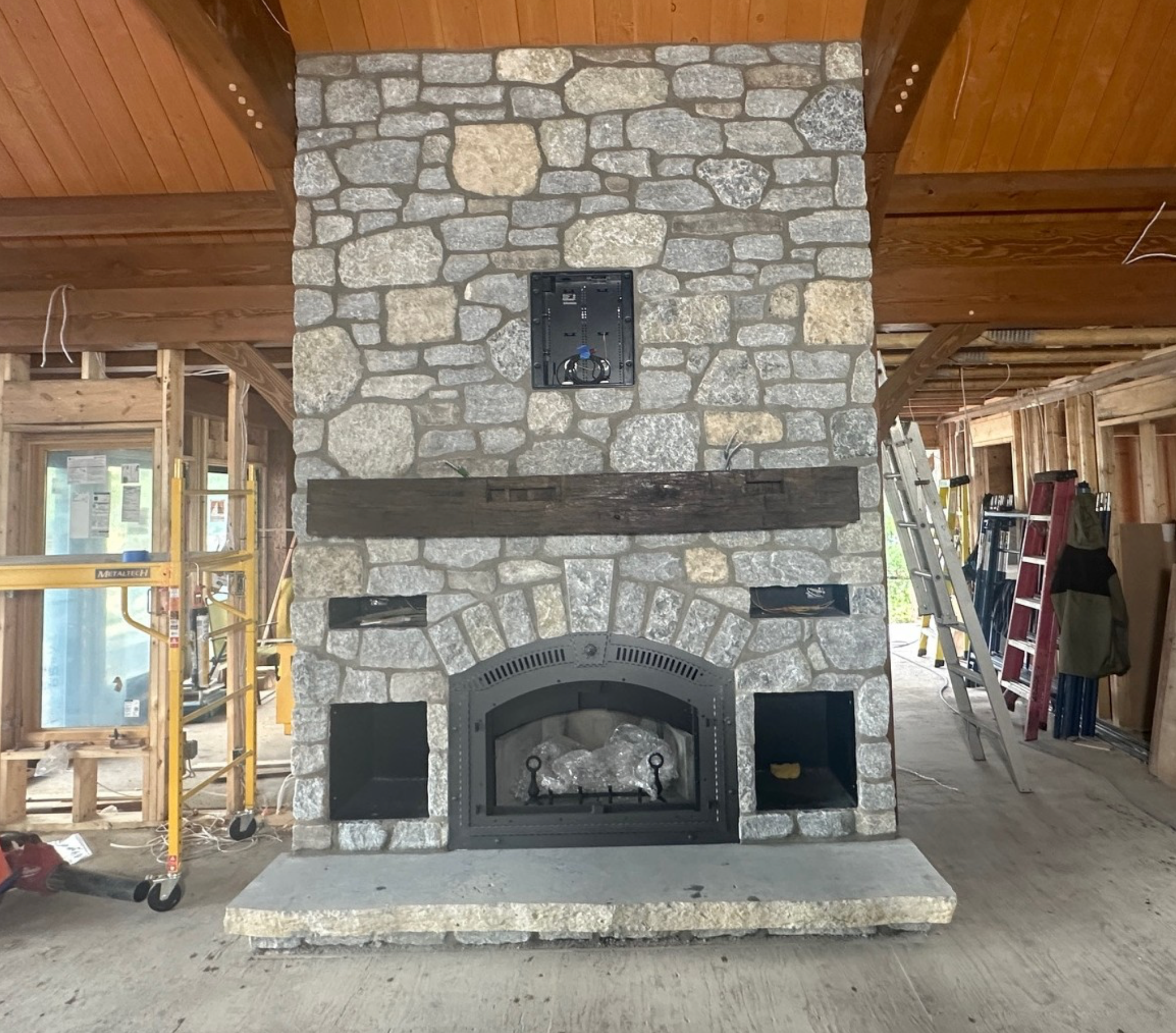 Dayton County Blend - Tumbled Weatheredge and Harvest Gold Limestone - Corners