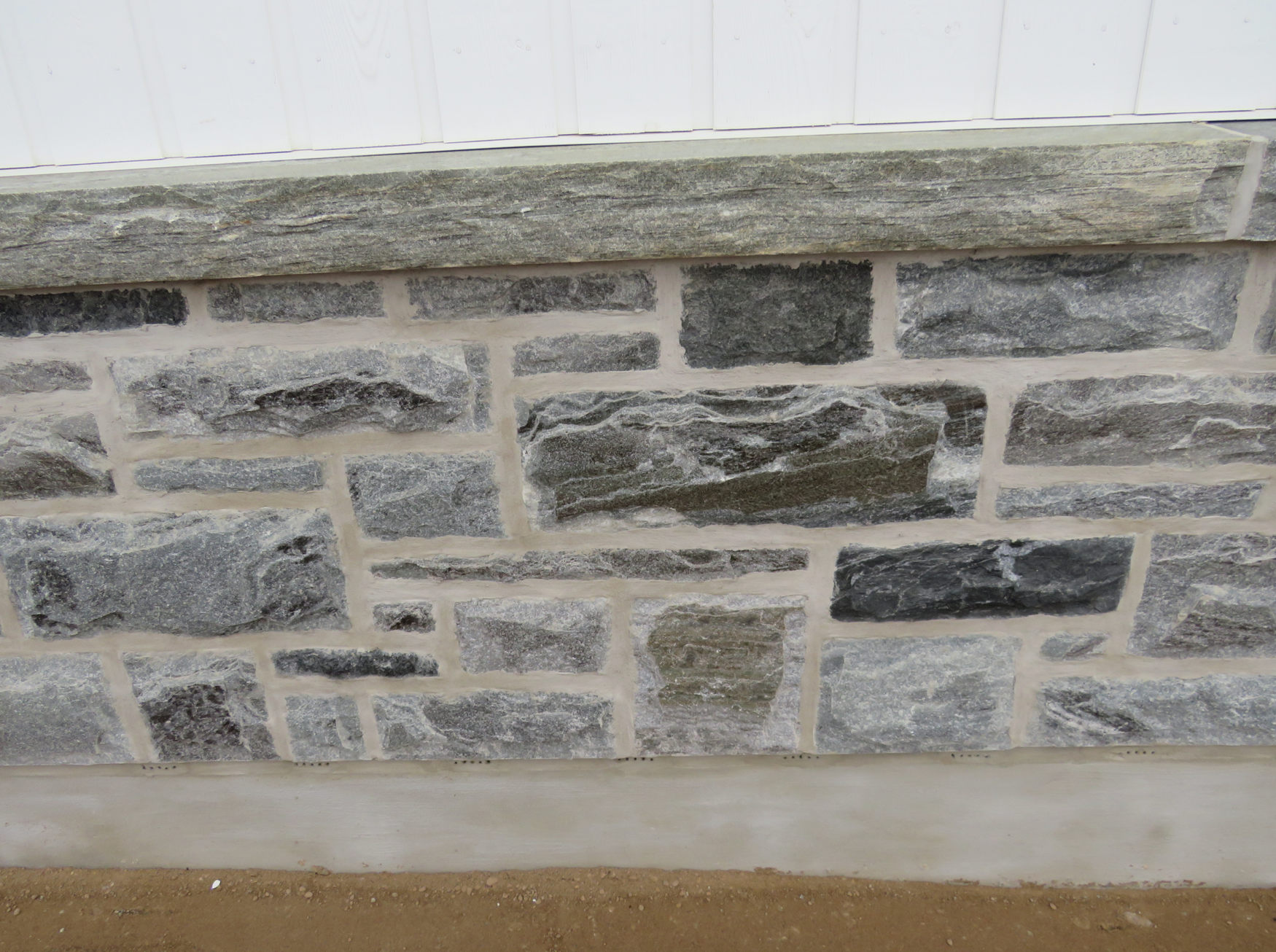 Elite Blue Granite Split Face Sawn Height with Sawn Ends - Full Bed Building Stone