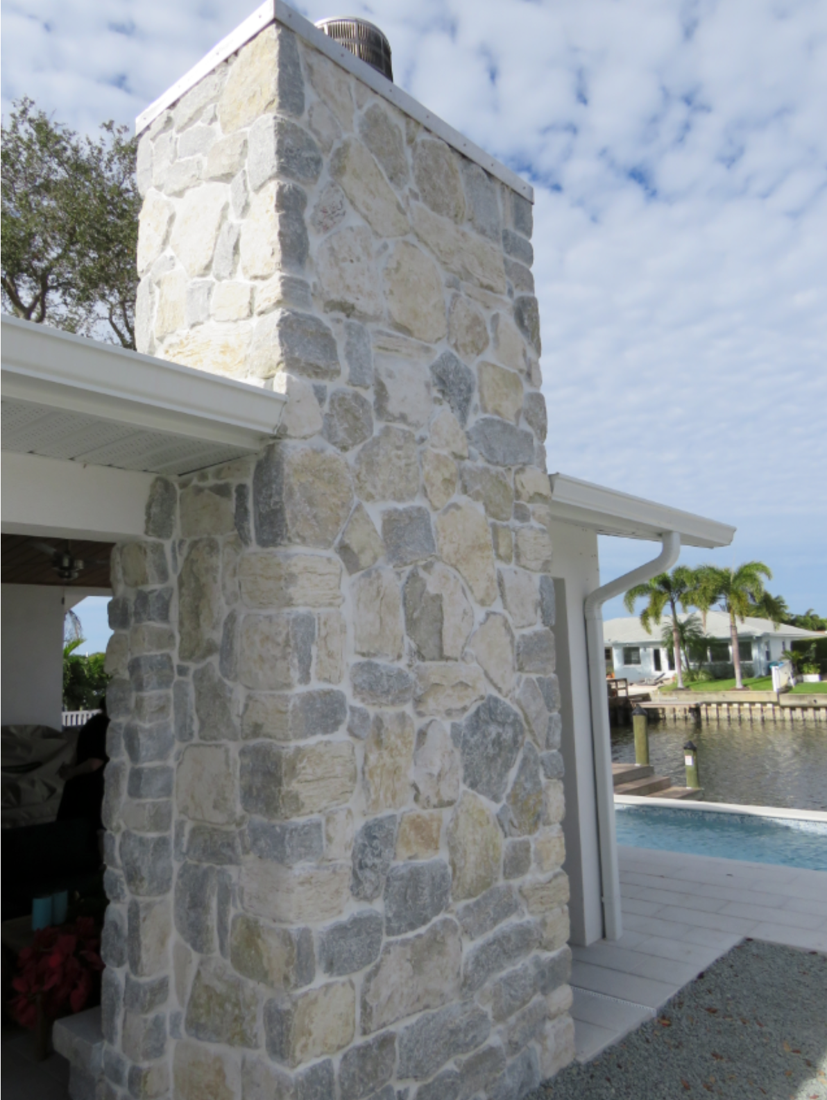 Weatheredge Limestone Olde Mill Estate Blend with White Weatheredface Accent - Tumbled - Corners
