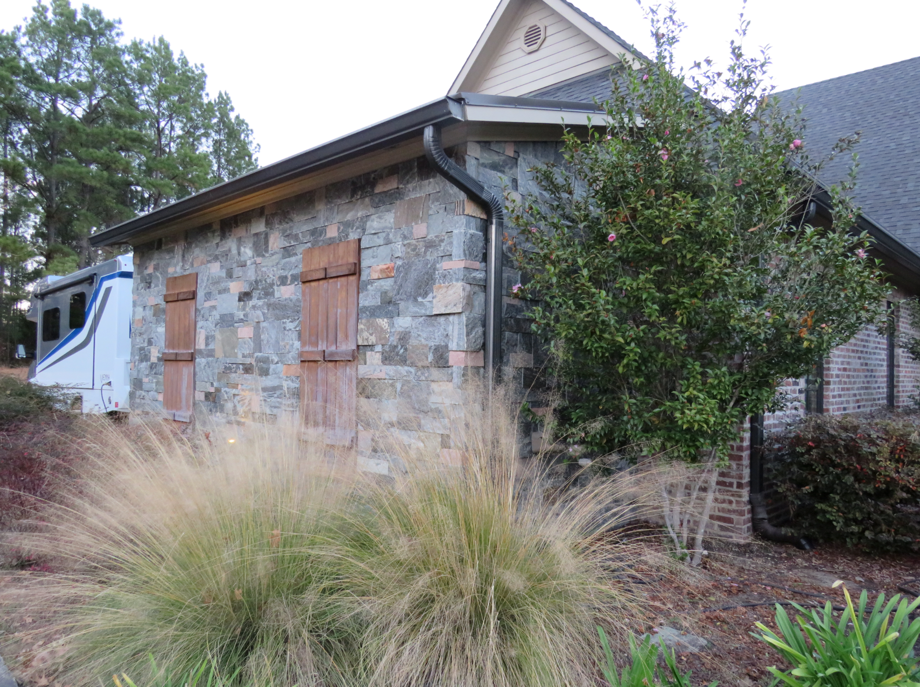 Elite Blue Granite Gain's Blend Thin Veneer - Drystack Sawn Height - Flats