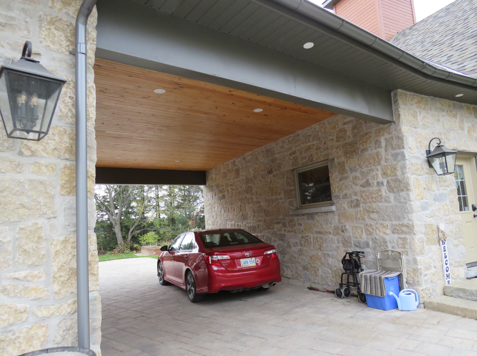 Harvest Gold Limestone Olde Mill Blend - Thin Veneer Stone - Tumbled - Corners