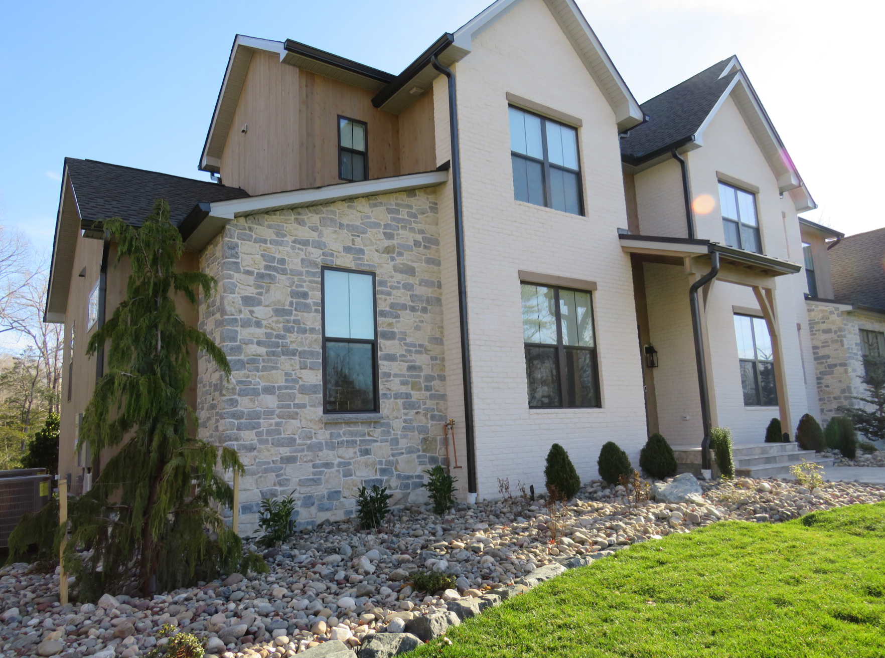 Weatheredge Limestone Olde Mill Estate Blend with White Weatheredface Accent - Tumbled - Full Bed Building Stone