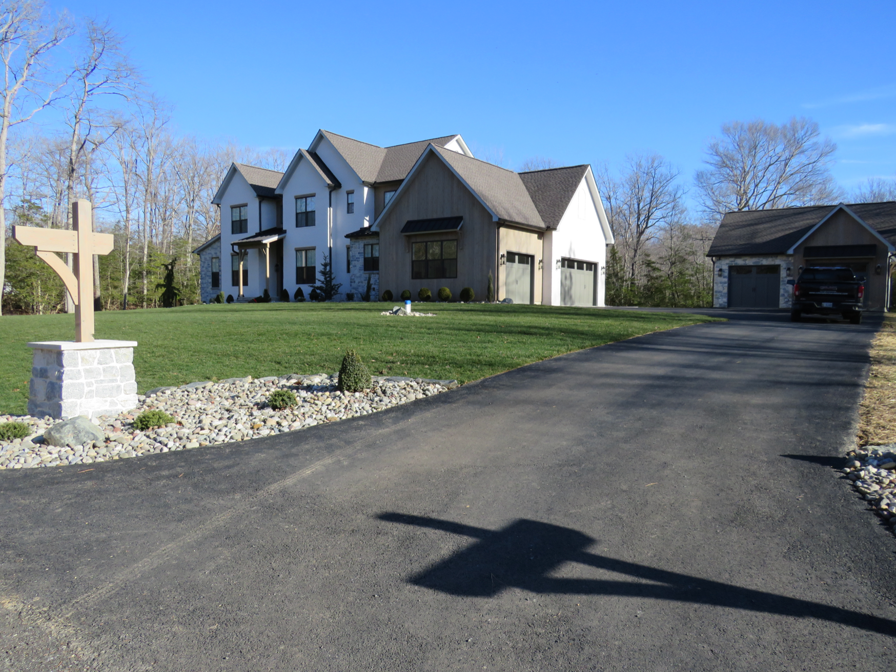 Weatheredge Limestone Olde Mill Estate Blend with White Weatheredface Accent - Tumbled - Full Bed Building Stone - Corners