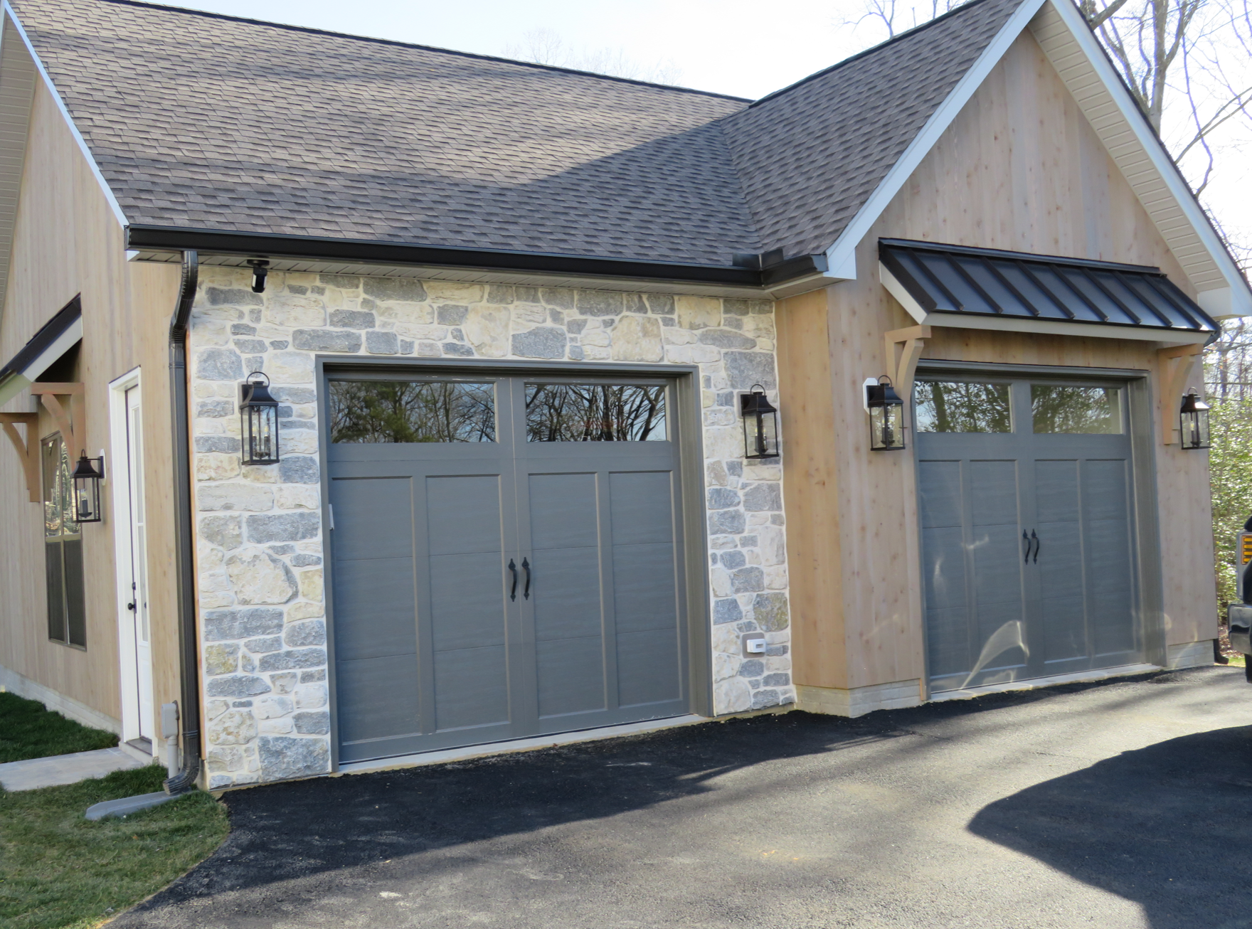 Weatheredge Limestone Olde Mill Estate Blend with White Weatheredface Accent - Tumbled - Full Bed Building Stone - Corners