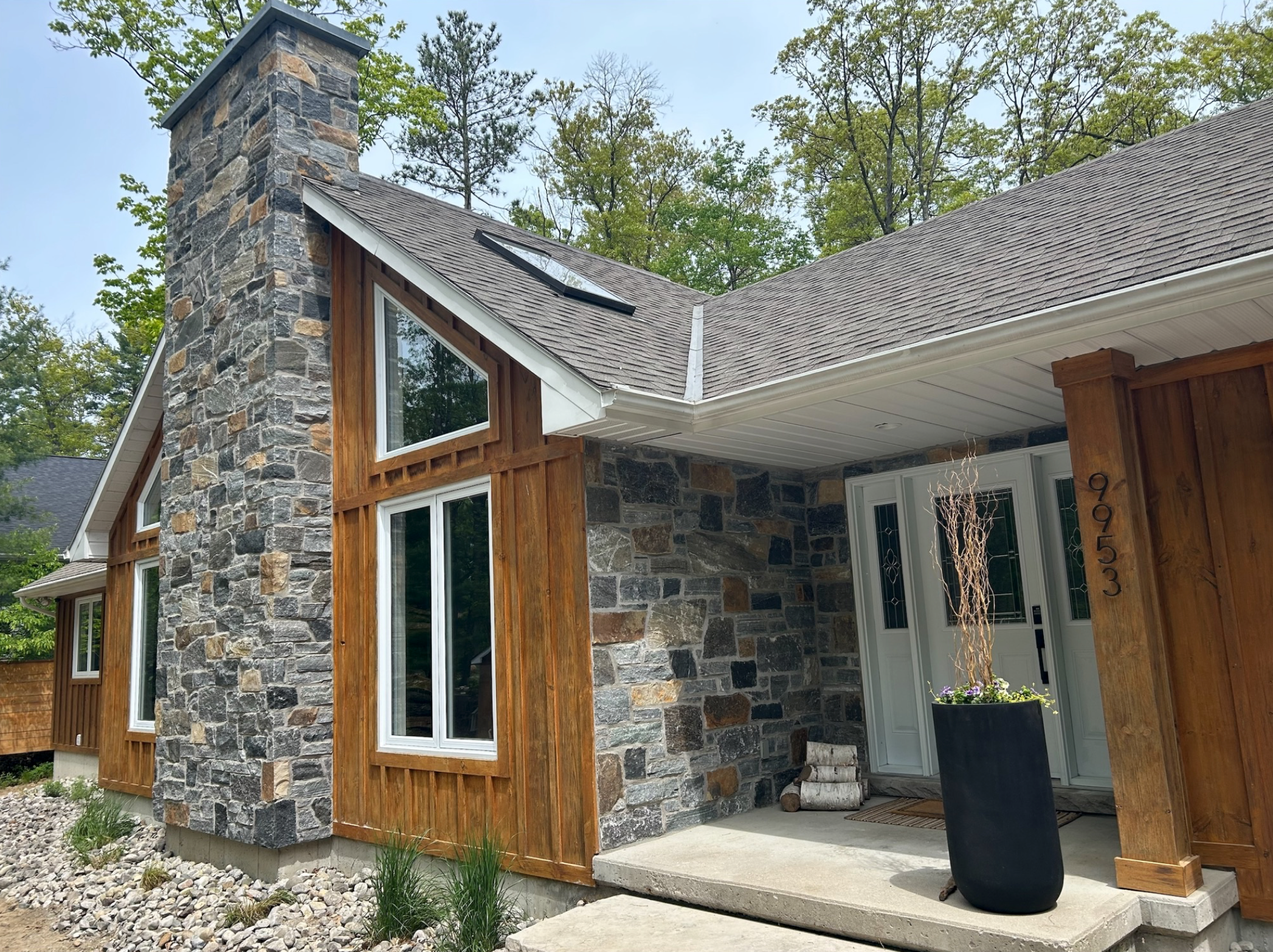 Muskoka Bay Midnight Black with Brown Accent - Full Bed Building Stone